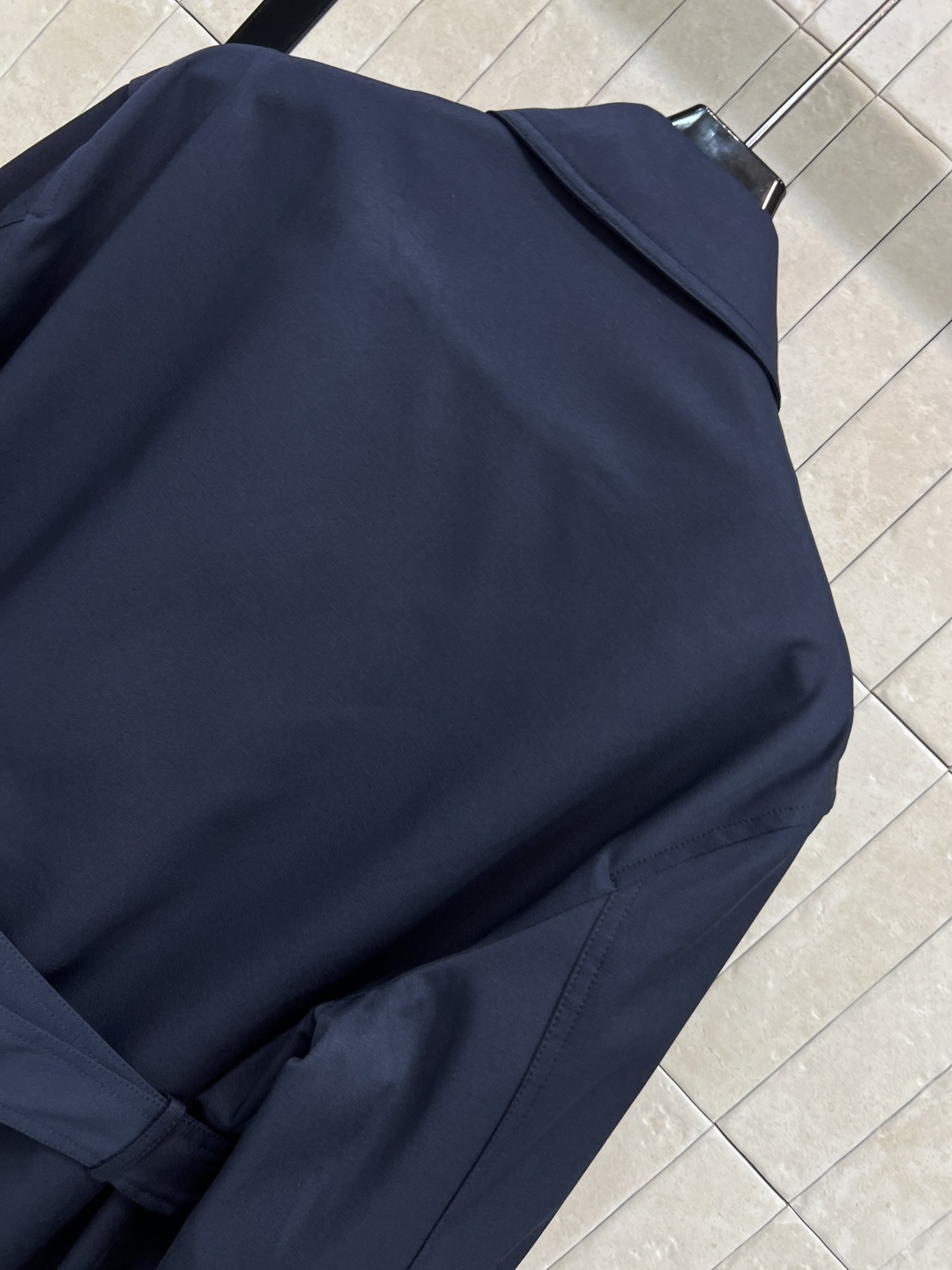 D家 25秋冬新款 收腰短款风衣外套 经典款短版风衣设计 上身精致又干练得体 很少见到的短风衣 小个子也