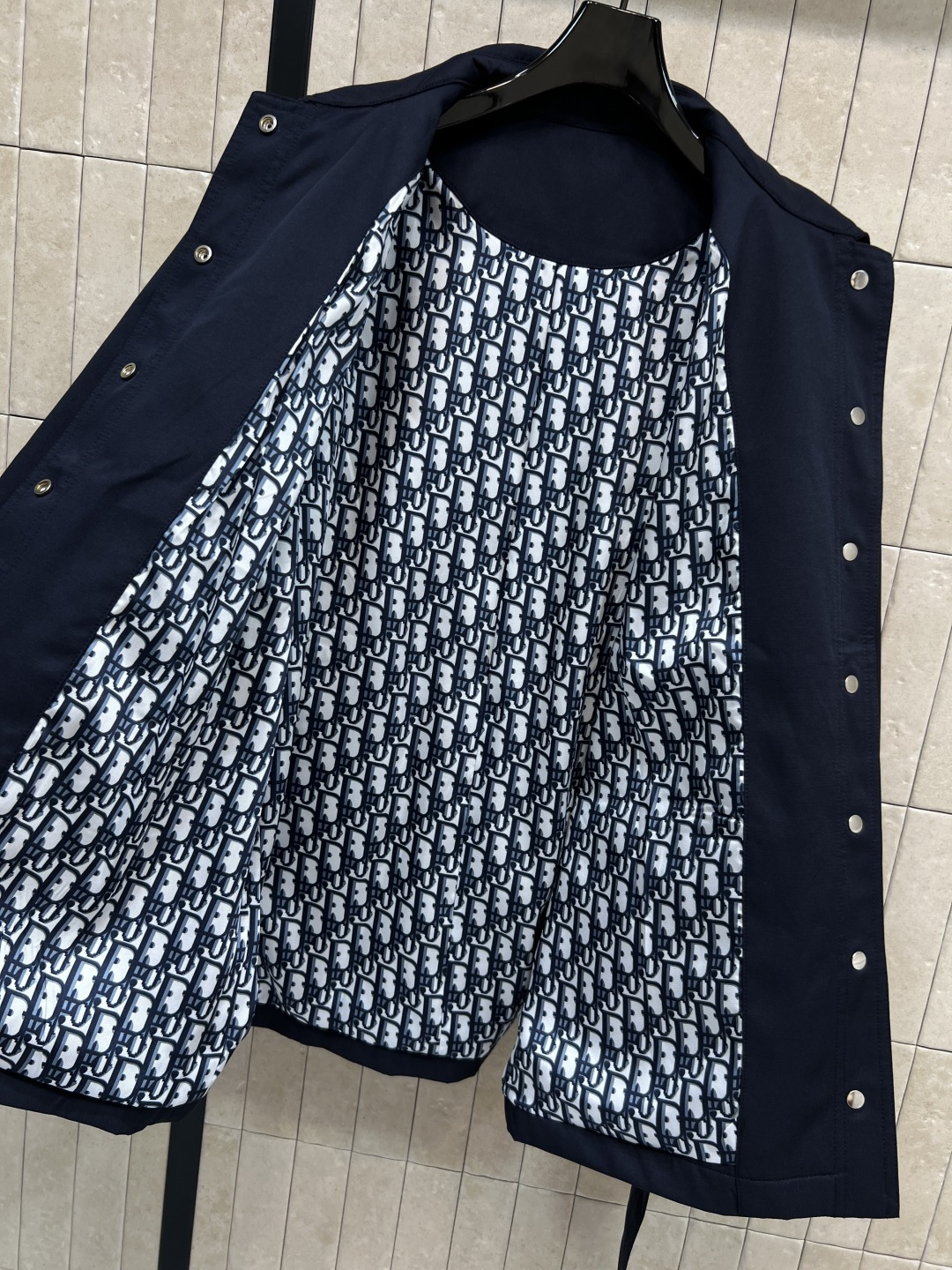 D家 25秋冬新款 收腰短款风衣外套 经典款短版风衣设计 上身精致又干练得体 很少见到的短风衣 小个子也