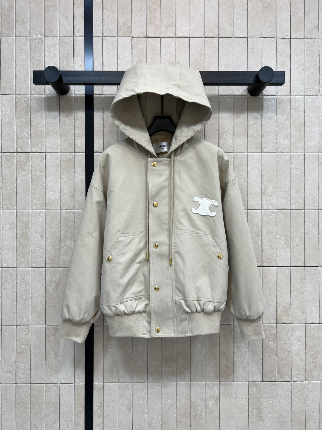 NO:544293,CE Home 25 autumn and winter new style hooded Arc de Triomphe embroidered cotton jacket The hooded version is fashionable and age-reducing. The loose silhouette is versatile and not picky to deal with the weather change with a calm attitude. The upper body is a cool and cool to interpret the fashionable outfits of autumn and winter. Classic Arc de Triomphe logo embroidery embroidery inside. The Arc de Triomphe diamond-shaped cotton design is casual and casual when going out on the street. Two colors and three codes Size/S-M-L,, jackets & coats,hats,alexander wang19860909CE家 25秋冬新款 连帽凯旋门刺绣棉服外套 连帽版型上身洋气减龄 宽松廓形百搭不挑人以从容姿态应对天气变换 上身又a又飒演绎秋冬时髦穿搭 经典的凯旋门徽标刺绣点缀 里面凯旋门菱形夹棉设计 日常出街休闲随性 两色三码Size/S-M-L,,jackets & coats,hats,alexander wang,Women's clothing