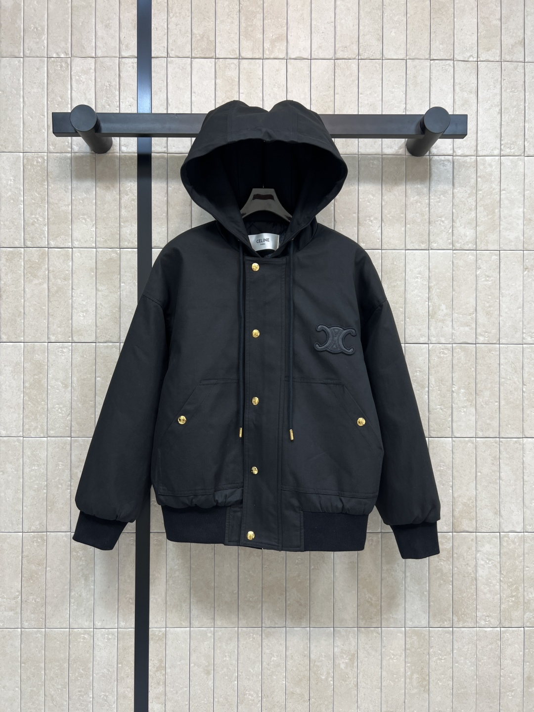 NO:544304,CE Home 25 autumn and winter new style hooded Arc de Triomphe embroidered cotton jacket The hooded version is fashionable and age-reducing. The loose silhouette is versatile and not picky to deal with the weather change with a calm attitude. The upper body is a cool and cool to interpret the fashionable outfits of autumn and winter. Classic Arc de Triomphe logo embroidery embroidery inside. The Arc de Triomphe diamond-shaped cotton design is casual and casual when going out on the street. Two colors and three codes Size/S-M-L,, jackets & coats,hats,alexander wang19860909CE家 25秋冬新款 连帽凯旋门刺绣棉服外套 连帽版型上身洋气减龄 宽松廓形百搭不挑人以从容姿态应对天气变换 上身又a又飒演绎秋冬时髦穿搭 经典的凯旋门徽标刺绣点缀 里面凯旋门菱形夹棉设计 日常出街休闲随性 两色三码Size/S-M-L,,jackets & coats,hats,alexander wang,Women's clothing