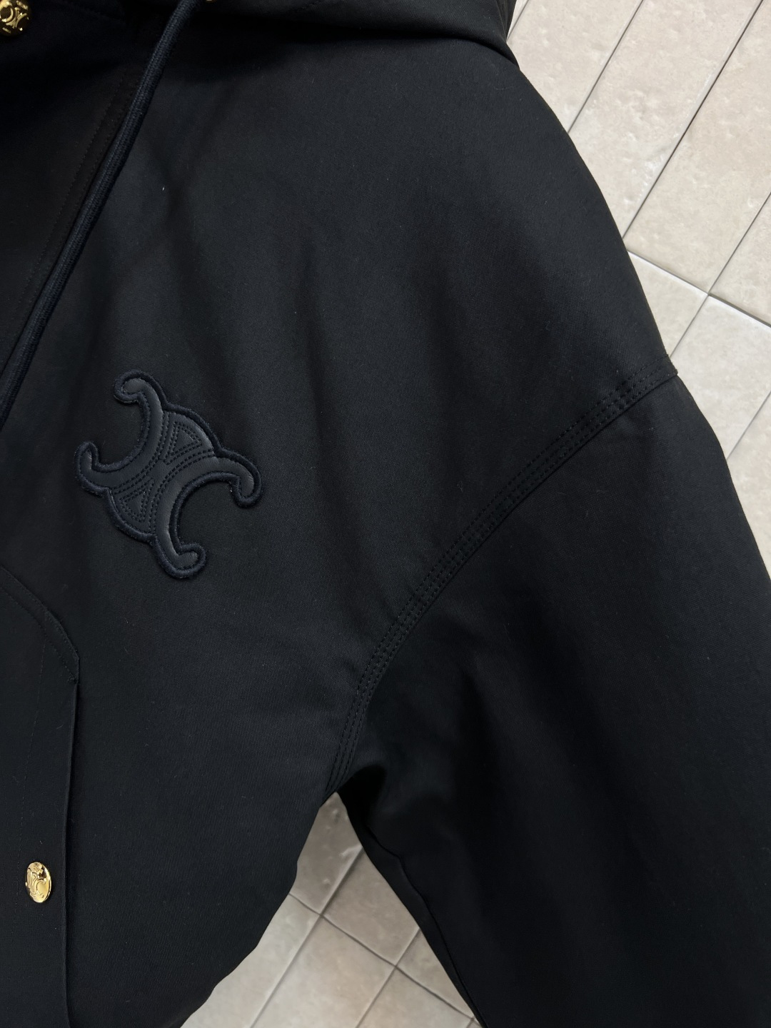 CE家 25秋冬新款 连帽凯旋门刺绣棉服外套 连帽版型上身洋气减龄 宽松廓形百搭不挑人以从容姿态应对天气