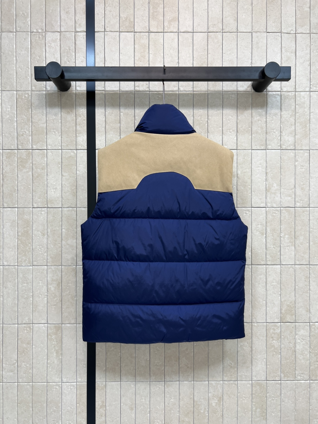 M家 25秋冬新款 拼色立领羽绒服马甲 拼色设计很有减龄清爽的感觉 显白又干净利落 领口的高度也恰到好处