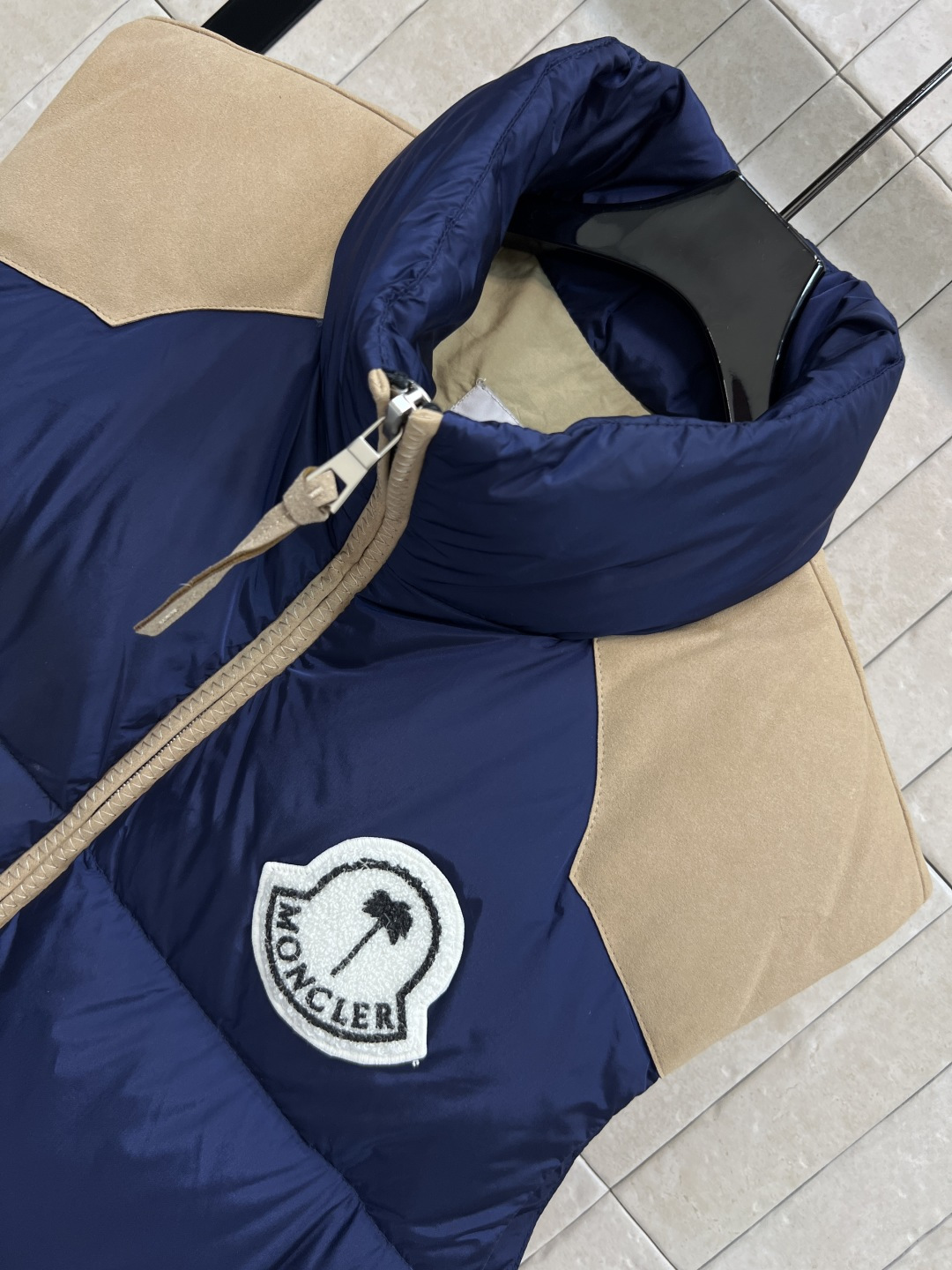 M家 25秋冬新款 拼色立领羽绒服马甲 拼色设计很有减龄清爽的感觉 显白又干净利落 领口的高度也恰到好处