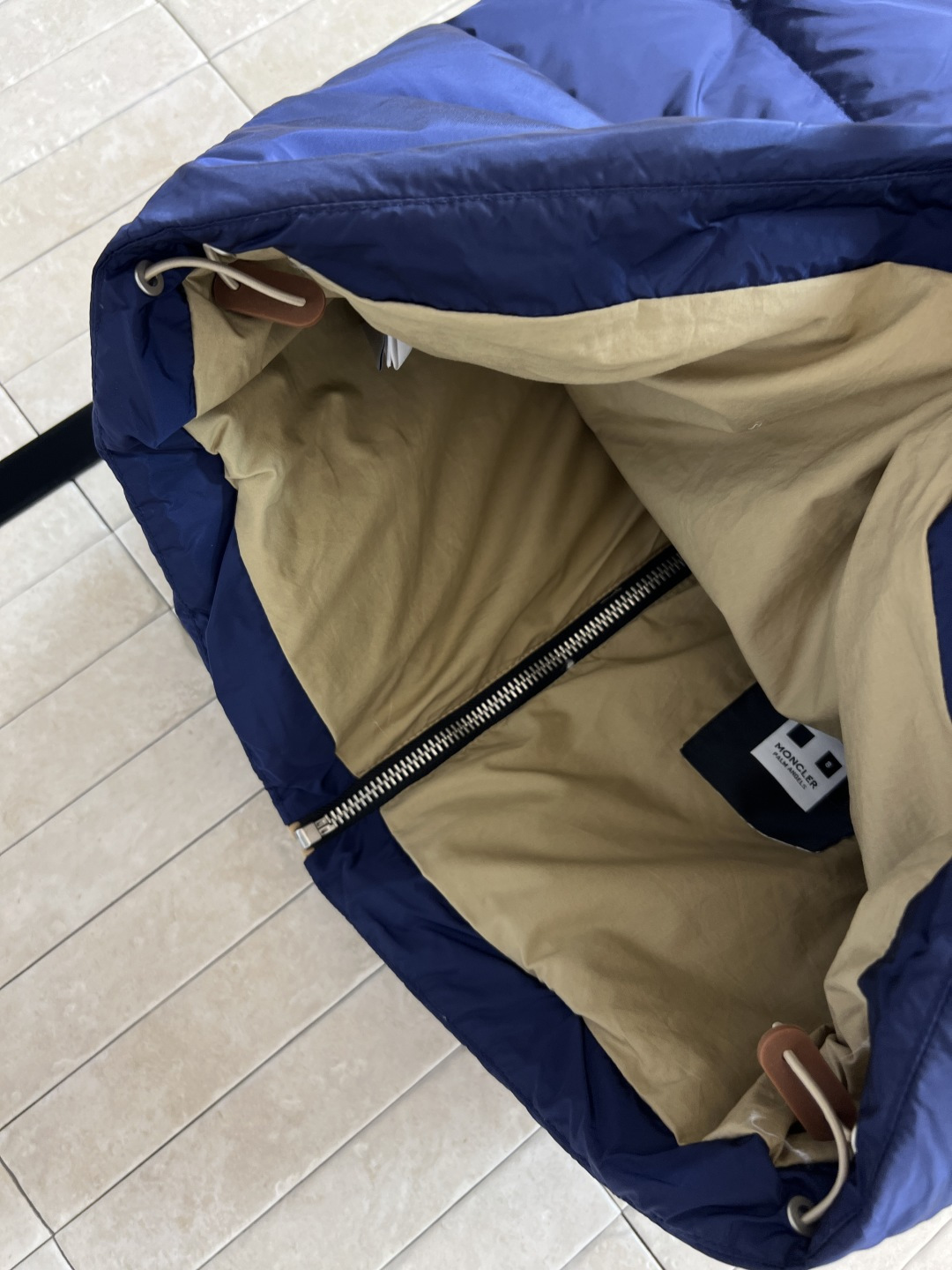 M家 25秋冬新款 拼色立领羽绒服马甲 拼色设计很有减龄清爽的感觉 显白又干净利落 领口的高度也恰到好处