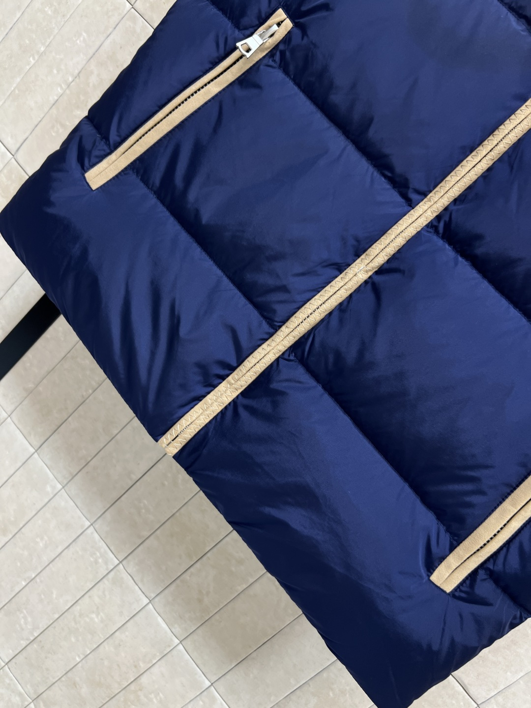 M家 25秋冬新款 拼色立领羽绒服马甲 拼色设计很有减龄清爽的感觉 显白又干净利落 领口的高度也恰到好处