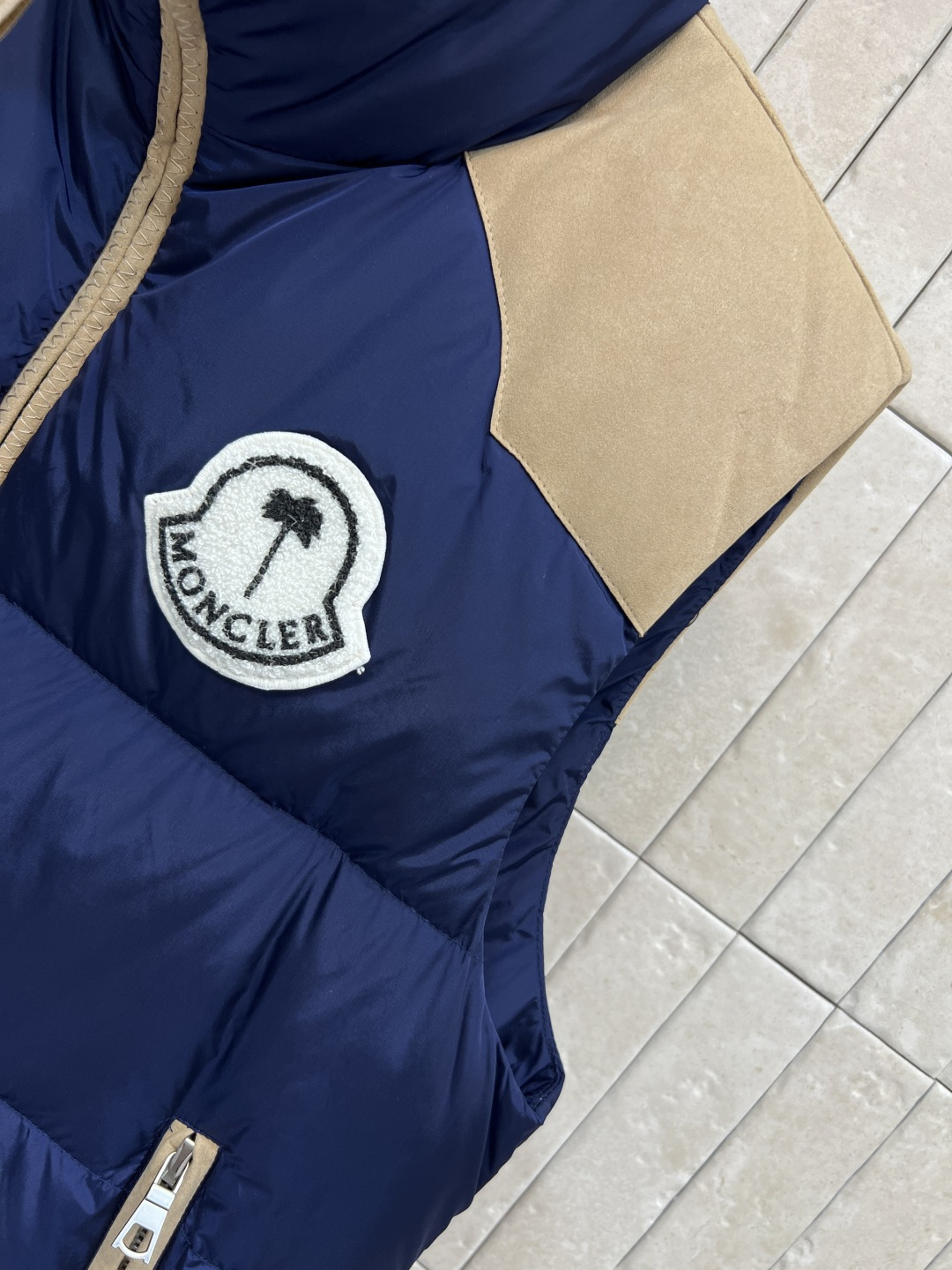 M家 25秋冬新款 拼色立领羽绒服马甲 拼色设计很有减龄清爽的感觉 显白又干净利落 领口的高度也恰到好处