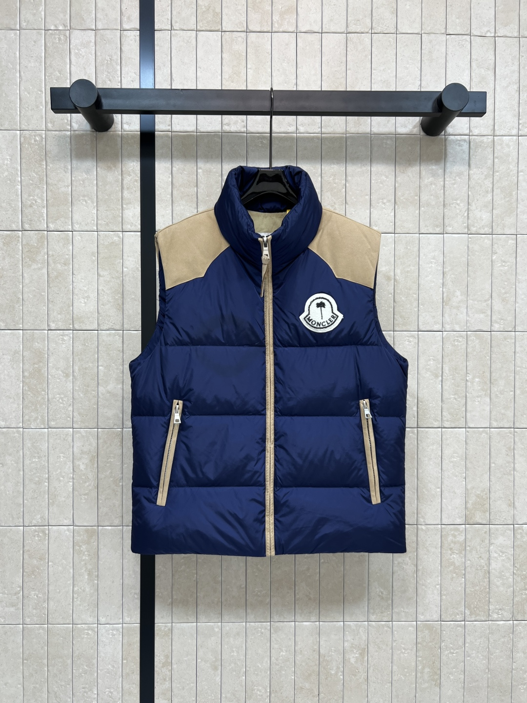 NO:544318,With dust bag M home 25 autumn and winter new style, color-blocking stand-collar down jacket vest, color-blocking design makes it look age-reducing and refreshing, white and clean, the height of the neckline is just right, the neckline is more slim, the upper body is cool and cool, the style is simple and loose, not picky, whoever wears it, the national standard 90 velvet filling is light and warm, not bloated, two colors and five codes 48-50-52-54-56,, down jacket, alexander wang19860909配防尘袋M家 25秋冬新款 拼色立领羽绒服马甲 拼色设计很有减龄清爽的感觉 显白又干净利落 领口的高度也恰到好处脖子 突出轮廓感更加显瘦 上身又酷又飒 版型简约宽松不挑人 谁穿谁好 国标90绒填充轻盈保暖不臃肿 两色五码 48-50-52-54-56,,down jacket,alexander wang,Women's clothing