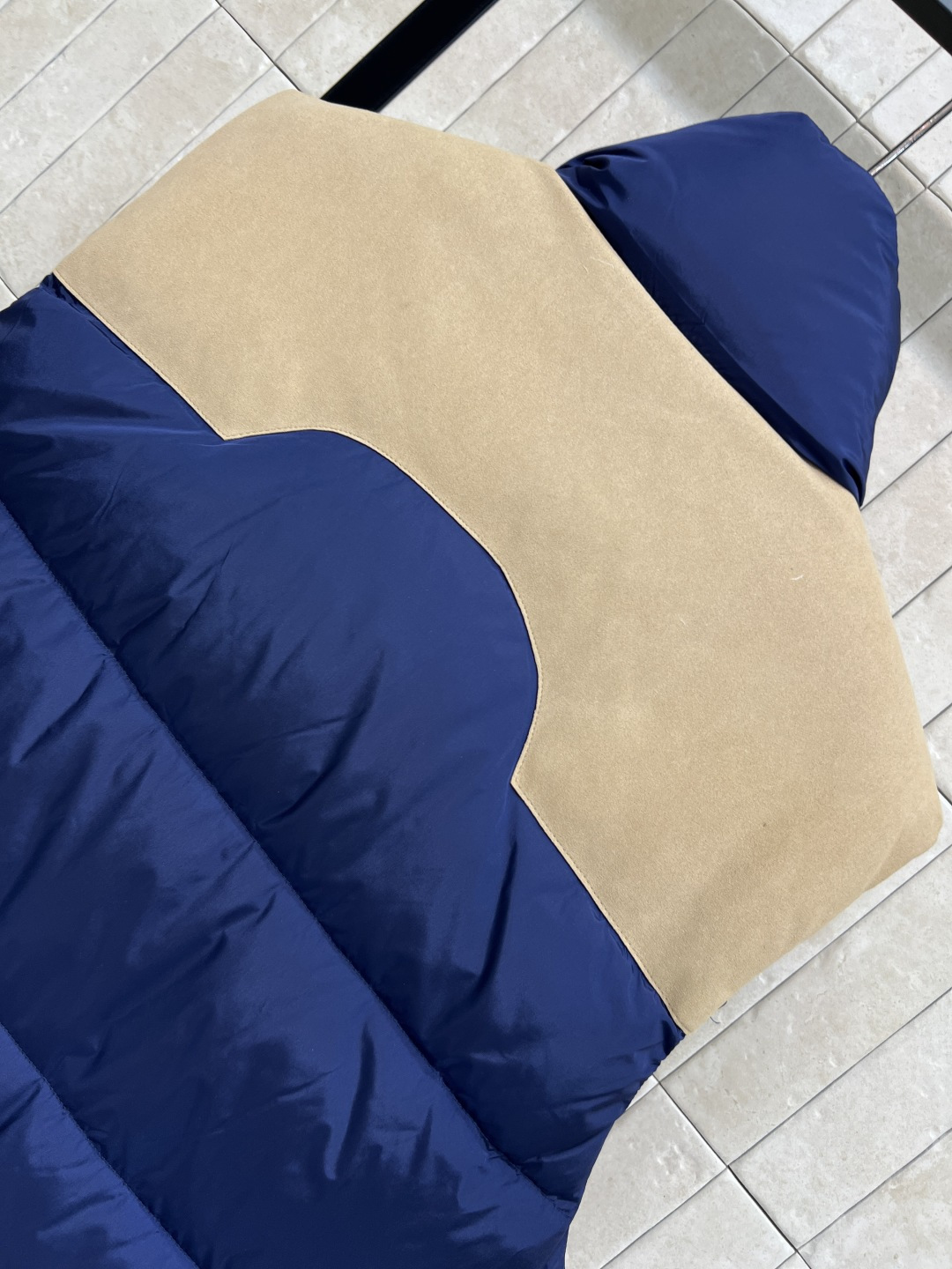 M家 25秋冬新款 拼色立领羽绒服马甲 拼色设计很有减龄清爽的感觉 显白又干净利落 领口的高度也恰到好处