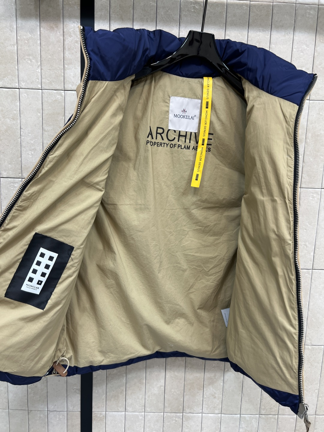 M家 25秋冬新款 拼色立领羽绒服马甲 拼色设计很有减龄清爽的感觉 显白又干净利落 领口的高度也恰到好处