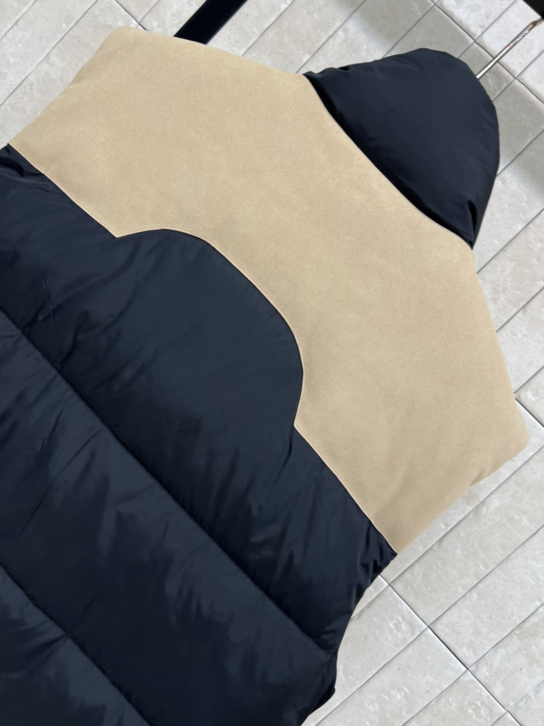 M家 25秋冬新款 拼色立领羽绒服马甲 拼色设计很有减龄清爽的感觉 显白又干净利落 领口的高度也恰到好处