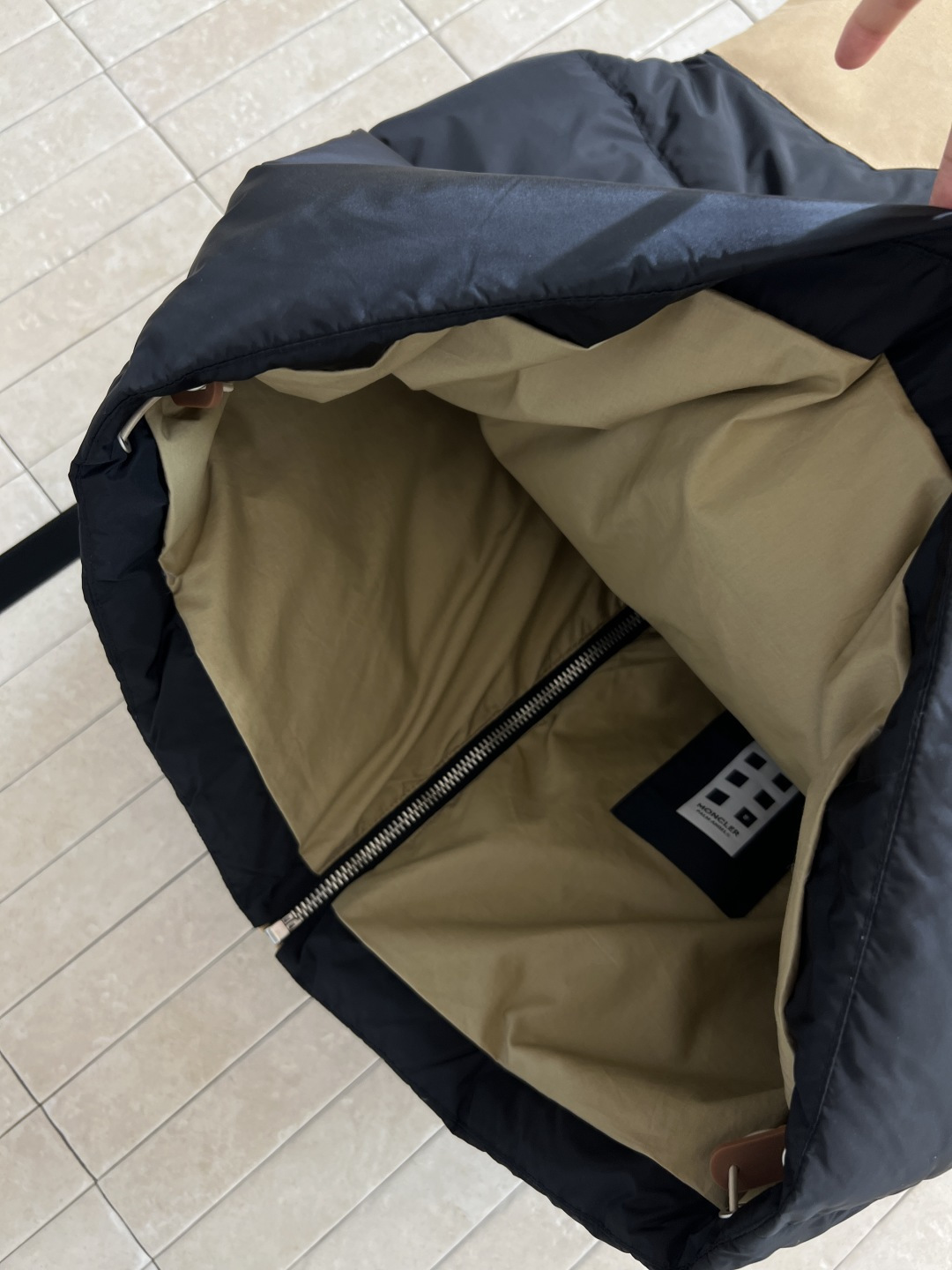 M家 25秋冬新款 拼色立领羽绒服马甲 拼色设计很有减龄清爽的感觉 显白又干净利落 领口的高度也恰到好处