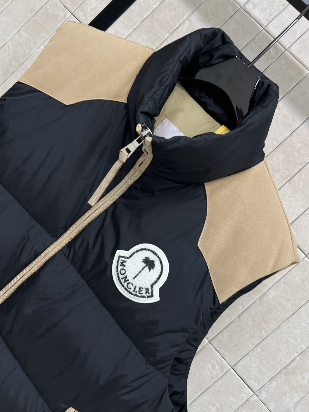 M家 25秋冬新款 拼色立领羽绒服马甲 拼色设计很有减龄清爽的感觉 显白又干净利落 领口的高度也恰到好处