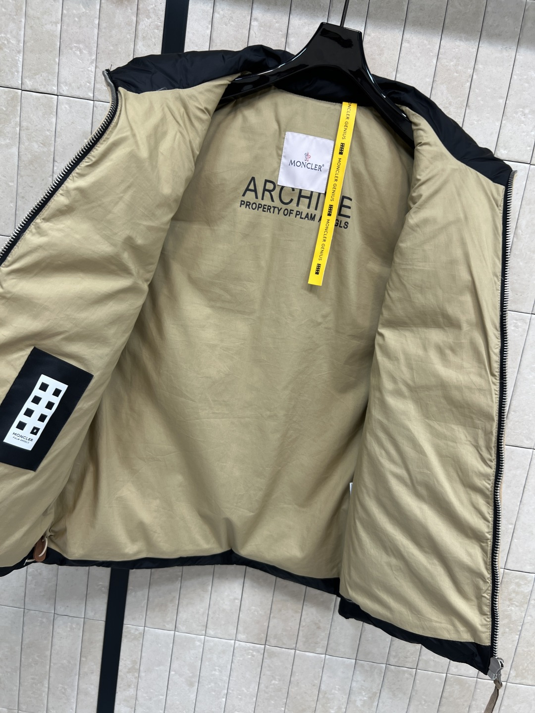 M家 25秋冬新款 拼色立领羽绒服马甲 拼色设计很有减龄清爽的感觉 显白又干净利落 领口的高度也恰到好处