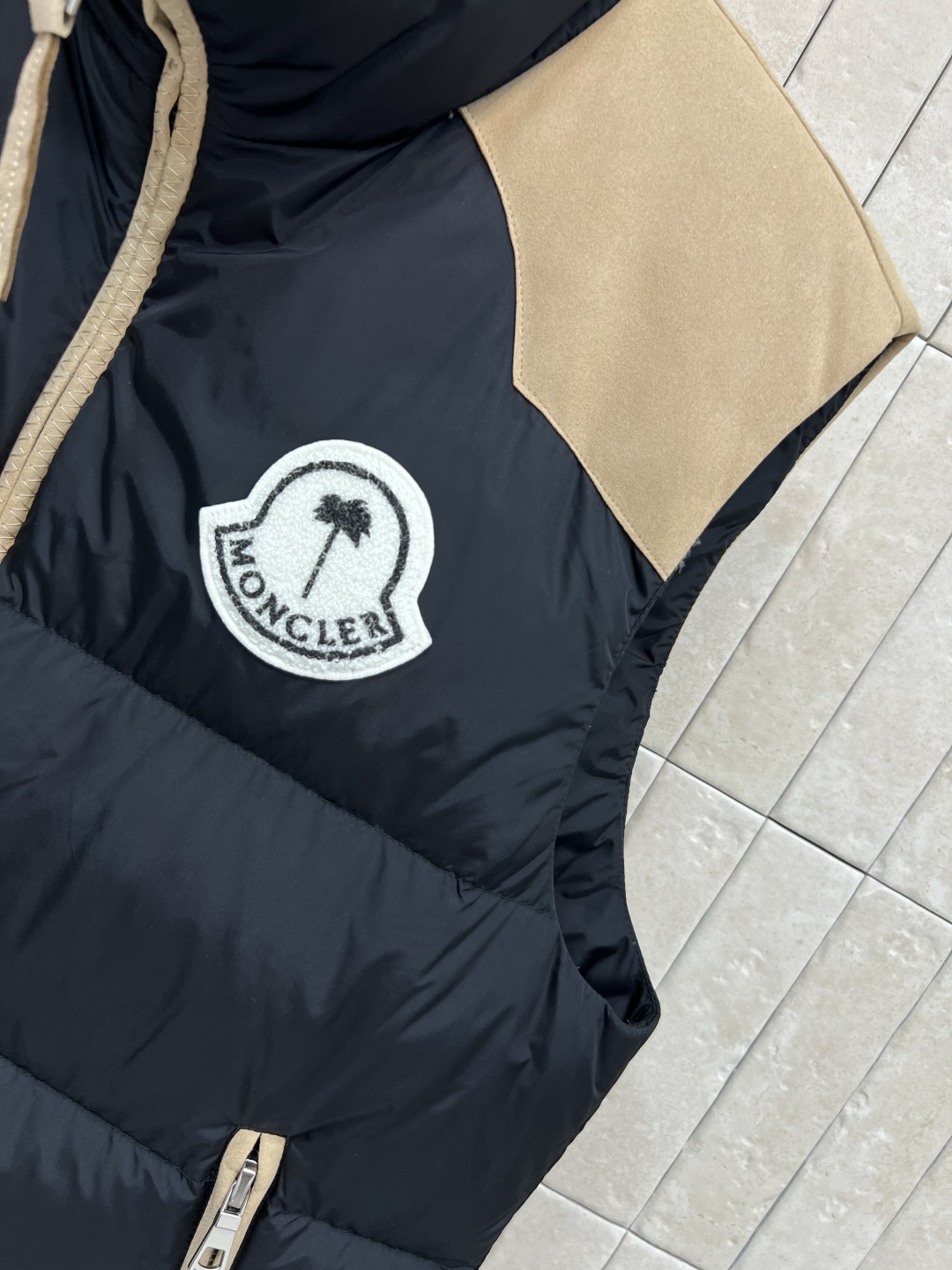 M家 25秋冬新款 拼色立领羽绒服马甲 拼色设计很有减龄清爽的感觉 显白又干净利落 领口的高度也恰到好处