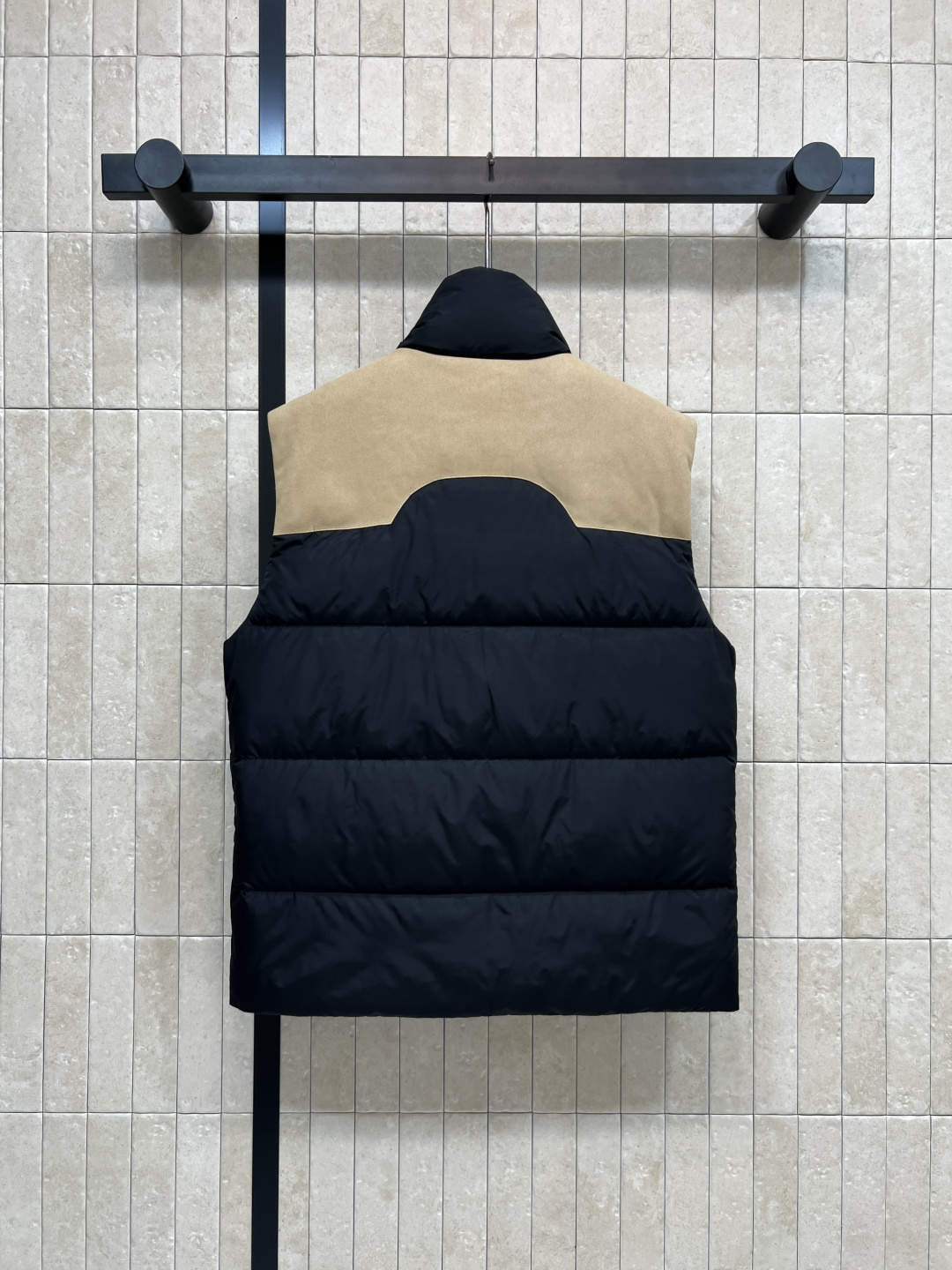 M家 25秋冬新款 拼色立领羽绒服马甲 拼色设计很有减龄清爽的感觉 显白又干净利落 领口的高度也恰到好处