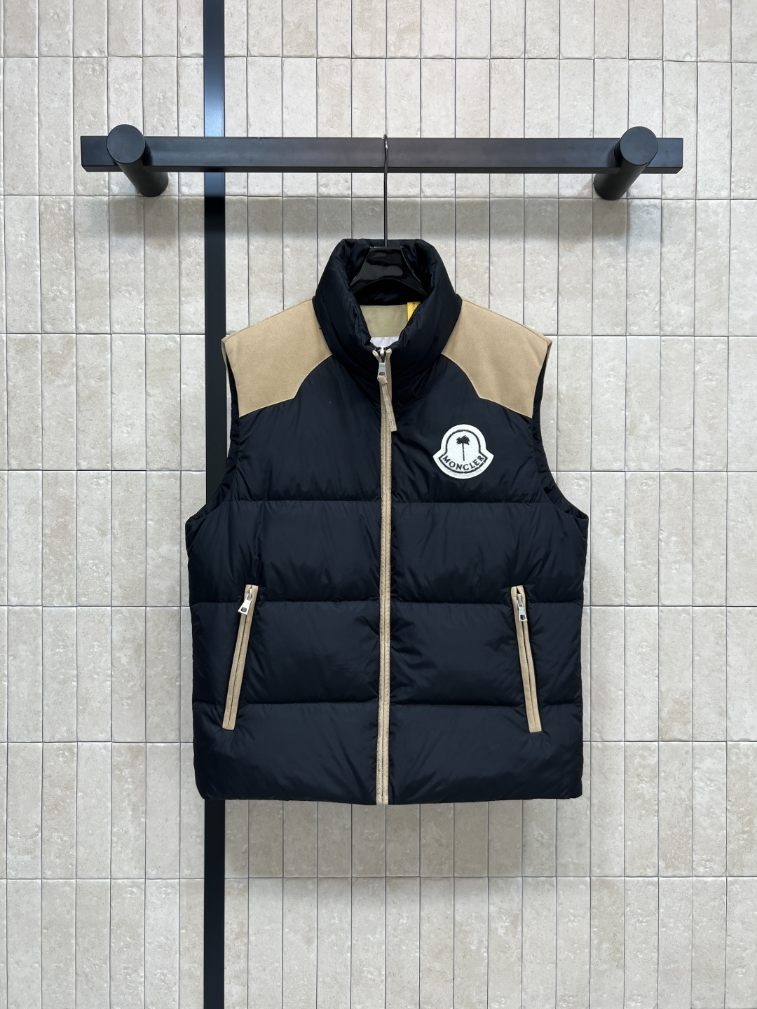 NO:544325,With dust bag M home 25 autumn and winter new style, color-blocking stand-collar down jacket vest, color-blocking design makes it look age-reducing and refreshing, white and clean, the height of the neckline is just right, the neckline is more slim, the upper body is cool and cool, the style is simple and loose, not picky, whoever wears it, the national standard 90 velvet filling is light and warm, not bloated, two colors and five codes 48-50-52-54-56,, down jacket, alexander wang19860909配防尘袋M家 25秋冬新款 拼色立领羽绒服马甲 拼色设计很有减龄清爽的感觉 显白又干净利落 领口的高度也恰到好处脖子 突出轮廓感更加显瘦 上身又酷又飒 版型简约宽松不挑人 谁穿谁好 国标90绒填充轻盈保暖不臃肿 两色五码 48-50-52-54-56,,down jacket,alexander wang,Women's clothing