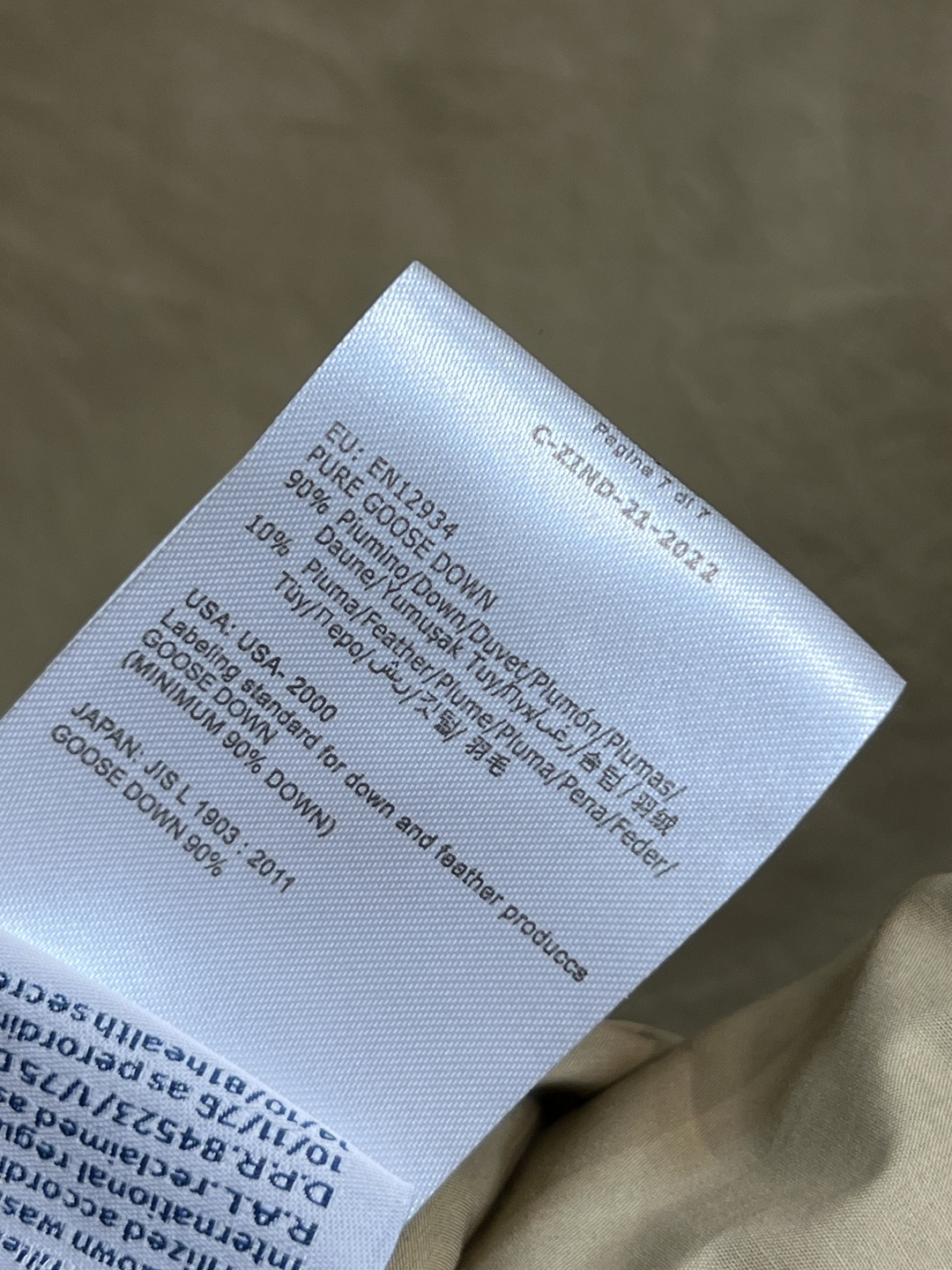 M家 25秋冬新款 拼色立领羽绒服马甲 拼色设计很有减龄清爽的感觉 显白又干净利落 领口的高度也恰到好处