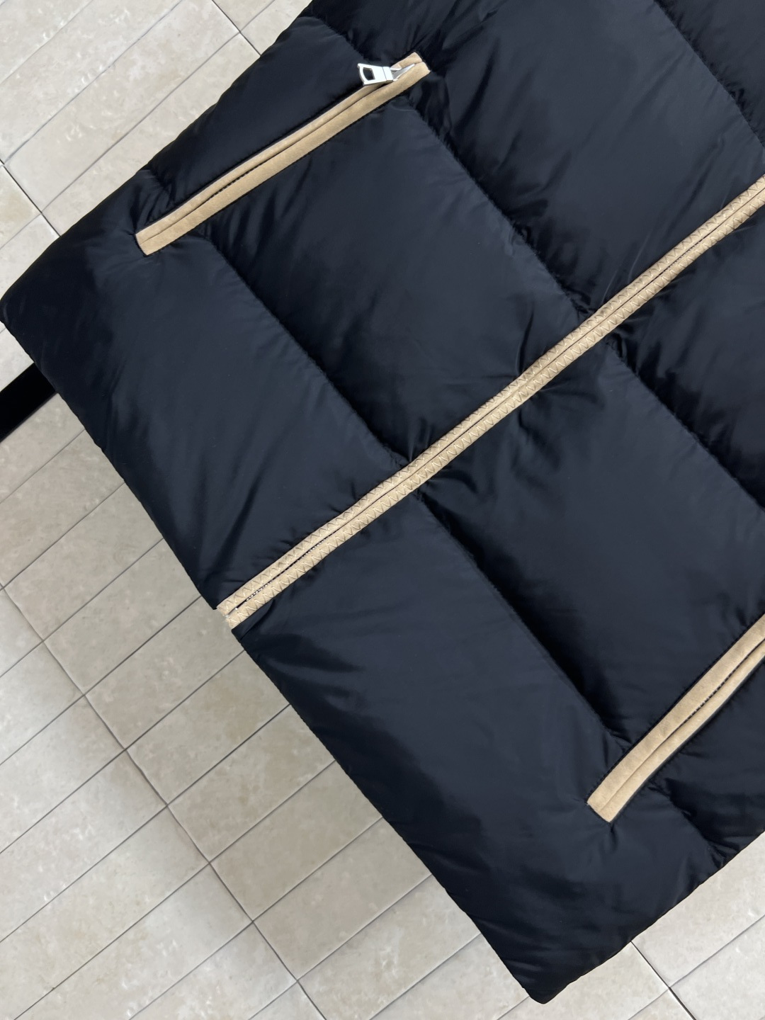 M家 25秋冬新款 拼色立领羽绒服马甲 拼色设计很有减龄清爽的感觉 显白又干净利落 领口的高度也恰到好处