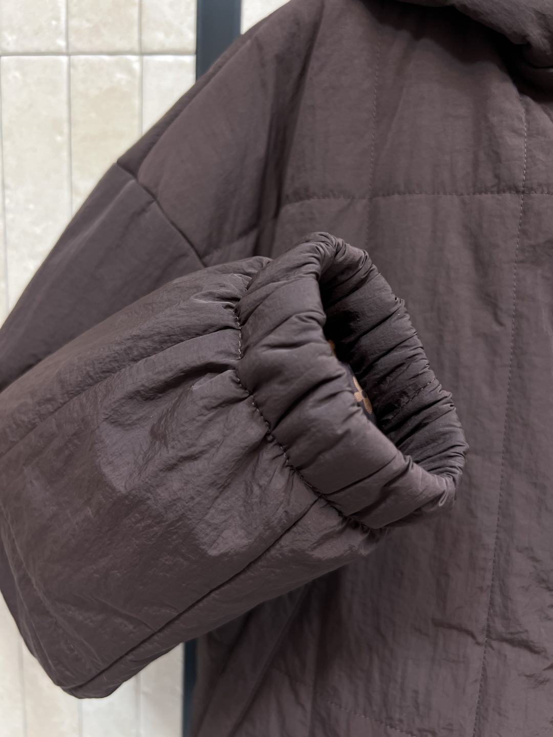 L家25秋冬新款 连帽夹克棉服外套 定制复古肌理感面料 连帽宽松版型上身巨显瘦 帅气又拉风的时髦单品 里