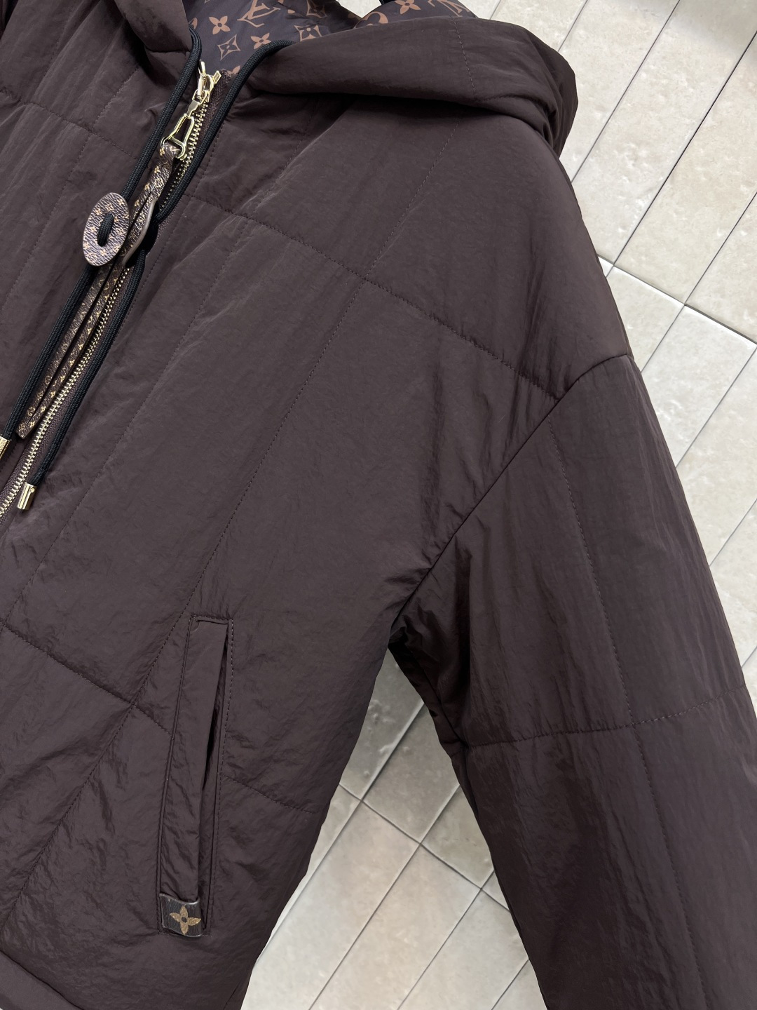 L家25秋冬新款 连帽夹克棉服外套 定制复古肌理感面料 连帽宽松版型上身巨显瘦 帅气又拉风的时髦单品 里