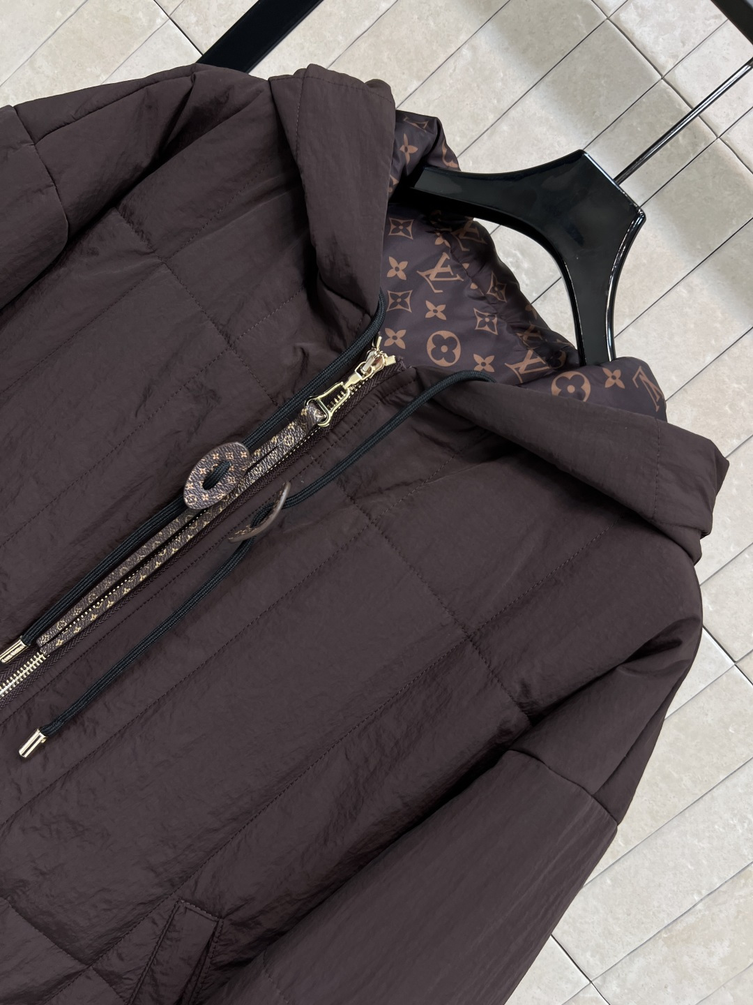 NO:536078,L's 25 autumn and winter new style hooded jacket cotton jacket custom retro textured fabric hooded loose fit on the upper body is huge and slim. Handsome and cool fashionable items. Classic presbyterian lining and cotton clamping inside. Drawstring waist-hugging design windproof and warmth. Presbyterian leather rope two-way zipper makes it look high-end. The upper body is age-reducing and girly. Warm and solid wear is super durable. Two-color four-code Size/S-M-L- XL,,louis vuitton,jackets & coats,jackets & coats,hats,alexander wang19860909L家25秋冬新款 连帽夹克棉服外套 定制复古肌理感面料 连帽宽松版型上身巨显瘦 帅气又拉风的时髦单品 里面经典老花内衬夹棉 衣摆抽绳收腰设计防风保暖效果超赞 老花皮绳双向拉链巨显高级 上身减龄少女感拉满 保暖实穿超耐看 两色四码Size/S-M-L- XL,,louis vuitton,jackets & coats,jackets & coats,hats,alexander wang,Women's clothing