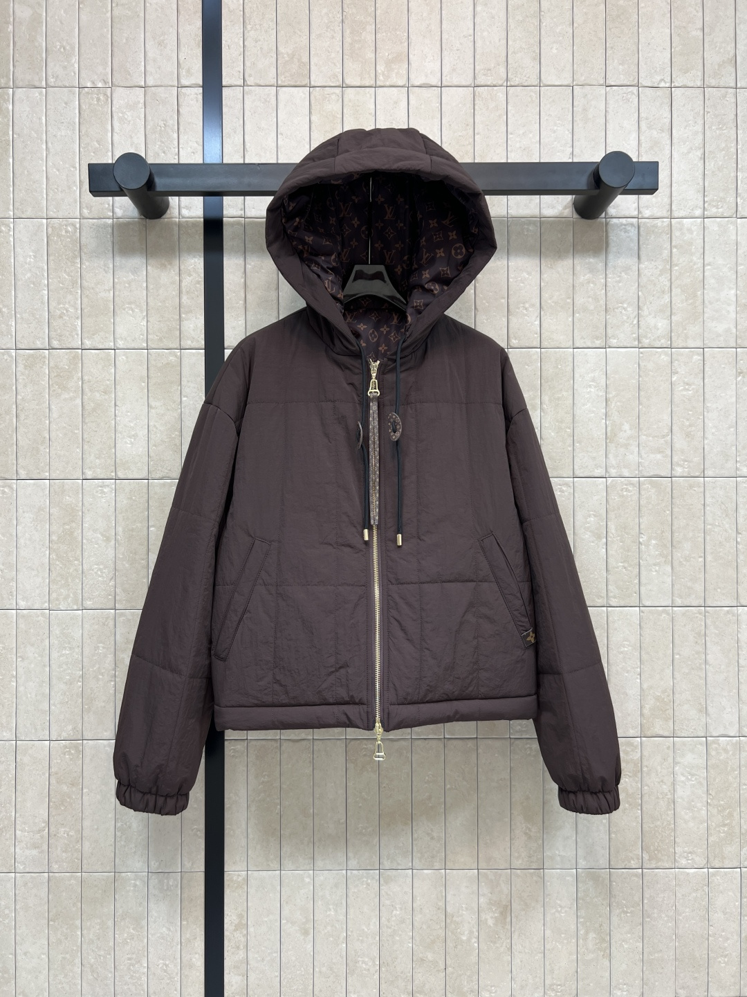 L家25秋冬新款 连帽夹克棉服外套 定制复古肌理感面料 连帽宽松版型上身巨显瘦 帅气又拉风的时髦单品 里