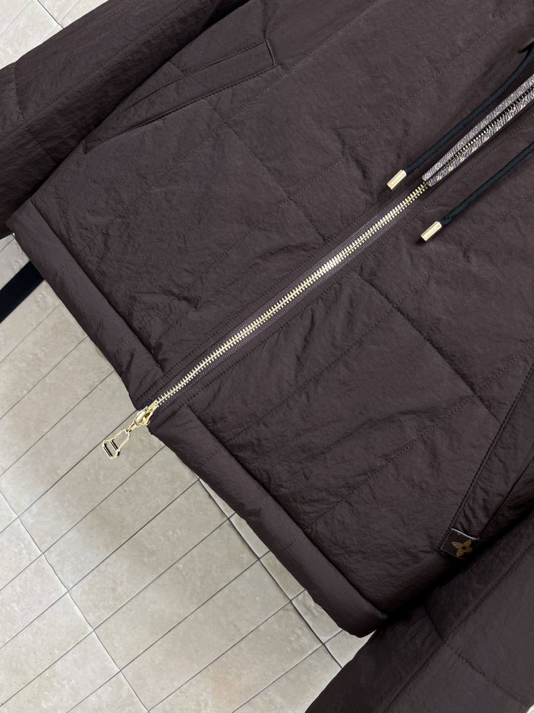 L家25秋冬新款 连帽夹克棉服外套 定制复古肌理感面料 连帽宽松版型上身巨显瘦 帅气又拉风的时髦单品 里