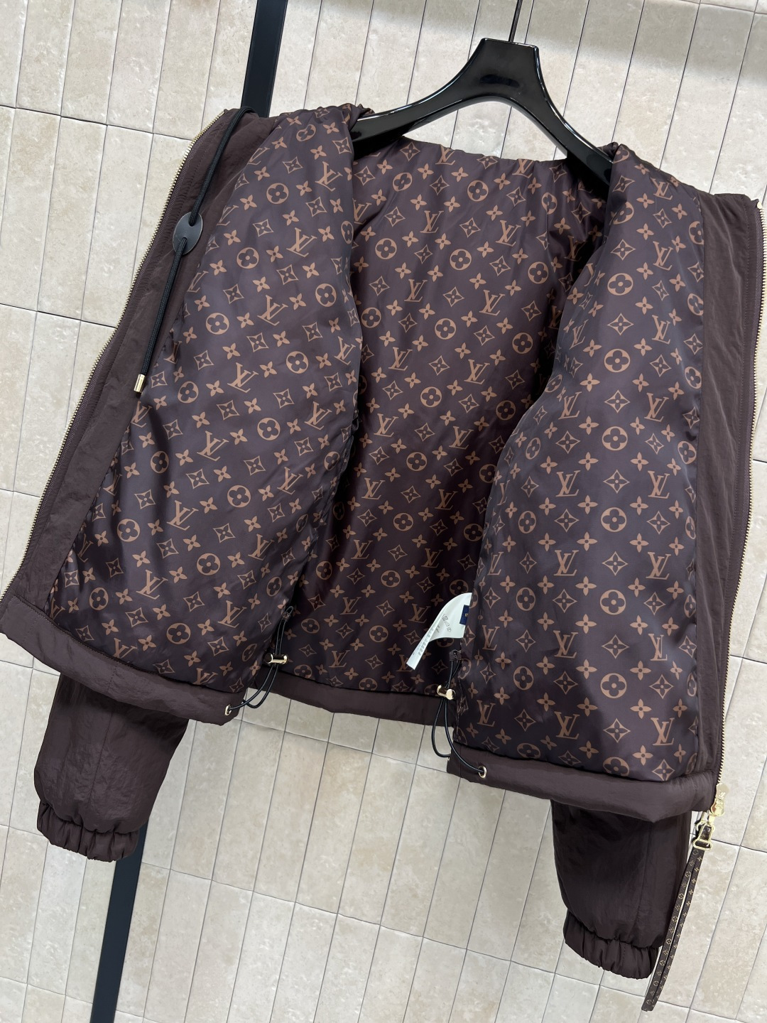 L家25秋冬新款 连帽夹克棉服外套 定制复古肌理感面料 连帽宽松版型上身巨显瘦 帅气又拉风的时髦单品 里