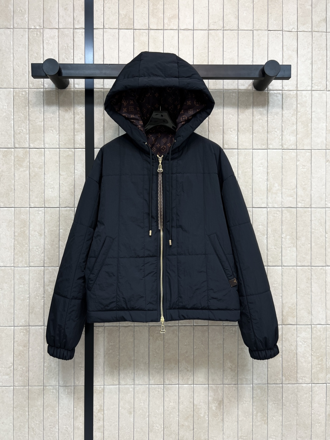 NO:536082,L's 25 autumn and winter new style hooded jacket cotton jacket custom retro textured fabric hooded loose fittings huge slim upper body, handsome and cool fashionable items, classic presbyopia lining cotton inside, drawstring waist design, windproof and warm effect, presbyopia leather rope two-way zipper, high-end leather rope, girlish feeling, warm and beautiful, two-color four-code Size/S-M-L- XL,,louis vuitton, jackets & coats, jackets & coats,hats,alexander wang19860909L家25秋冬新款 连帽夹克棉服外套 定制复古肌理感面料 连帽宽松版型上身巨显瘦 帅气又拉风的时髦单品 里面经典老花内衬夹棉 衣摆抽绳收腰设计防风保暖效果超赞 老花皮绳双向拉链巨显高级 上身减龄少女感拉满 保暖实穿超耐看 两色四码Size/S-M-L- XL,,louis vuitton,jackets & coats,jackets & coats,hats,alexander wang,Women's clothing