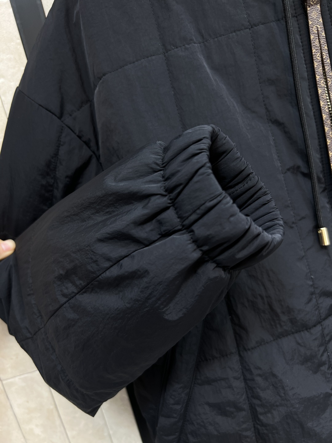 L家25秋冬新款 连帽夹克棉服外套 定制复古肌理感面料 连帽宽松版型上身巨显瘦 帅气又拉风的时髦单品 里