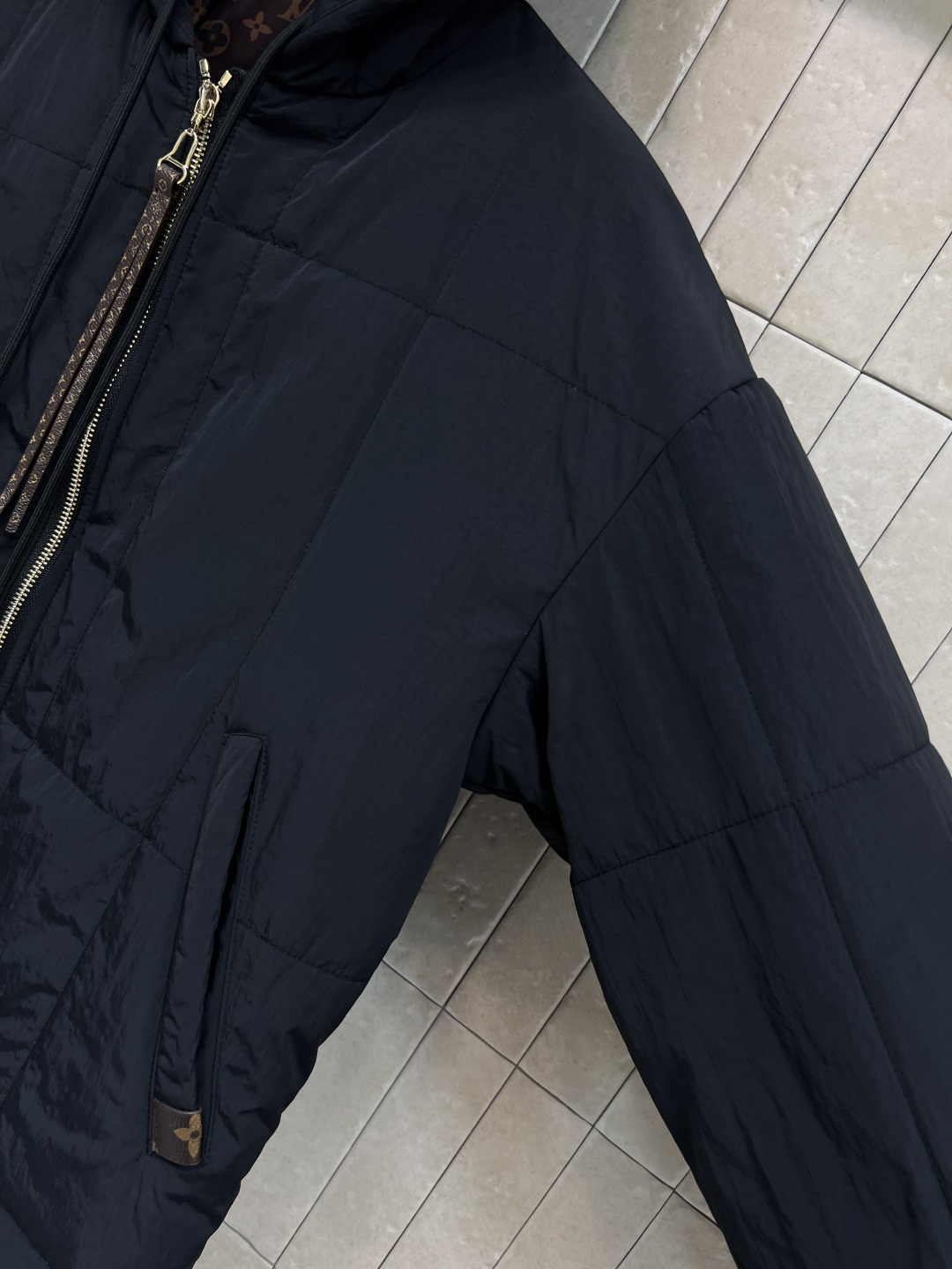 L家25秋冬新款 连帽夹克棉服外套 定制复古肌理感面料 连帽宽松版型上身巨显瘦 帅气又拉风的时髦单品 里