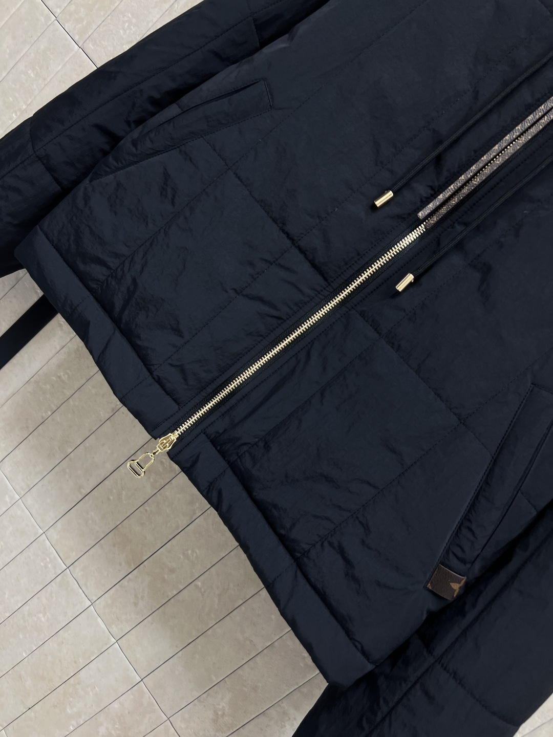 L家25秋冬新款 连帽夹克棉服外套 定制复古肌理感面料 连帽宽松版型上身巨显瘦 帅气又拉风的时髦单品 里