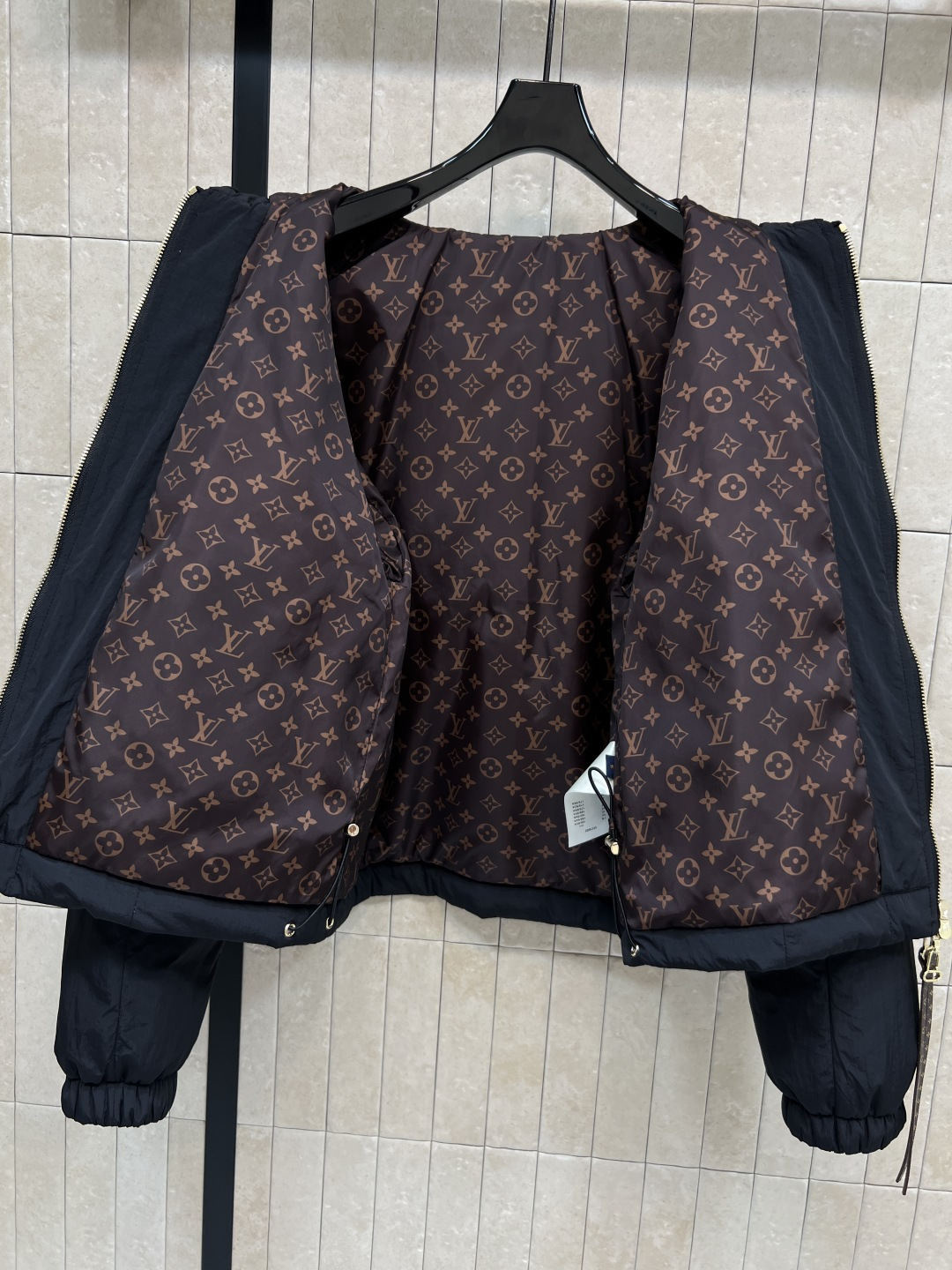 L家25秋冬新款 连帽夹克棉服外套 定制复古肌理感面料 连帽宽松版型上身巨显瘦 帅气又拉风的时髦单品 里