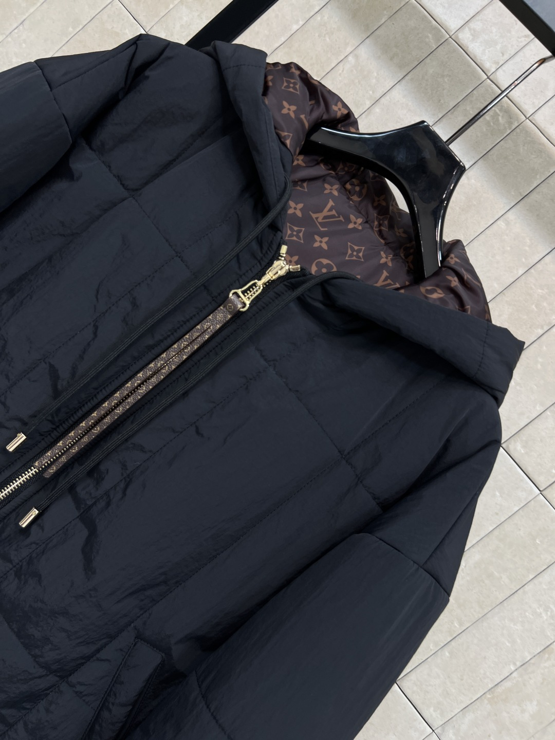 L家25秋冬新款 连帽夹克棉服外套 定制复古肌理感面料 连帽宽松版型上身巨显瘦 帅气又拉风的时髦单品 里