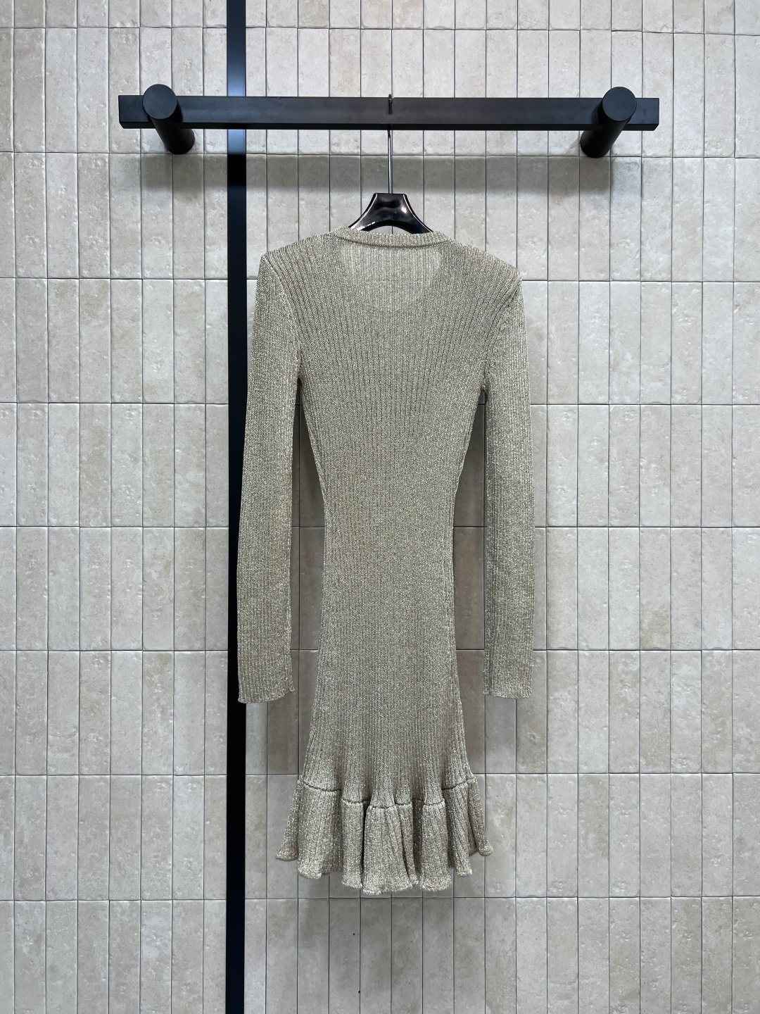 25秋冬新款 金色针织圆领连衣裙 真的开挂啦 每一件都超时髦好看 千金名媛即视感狠狠拿捏 这款A字裙型两