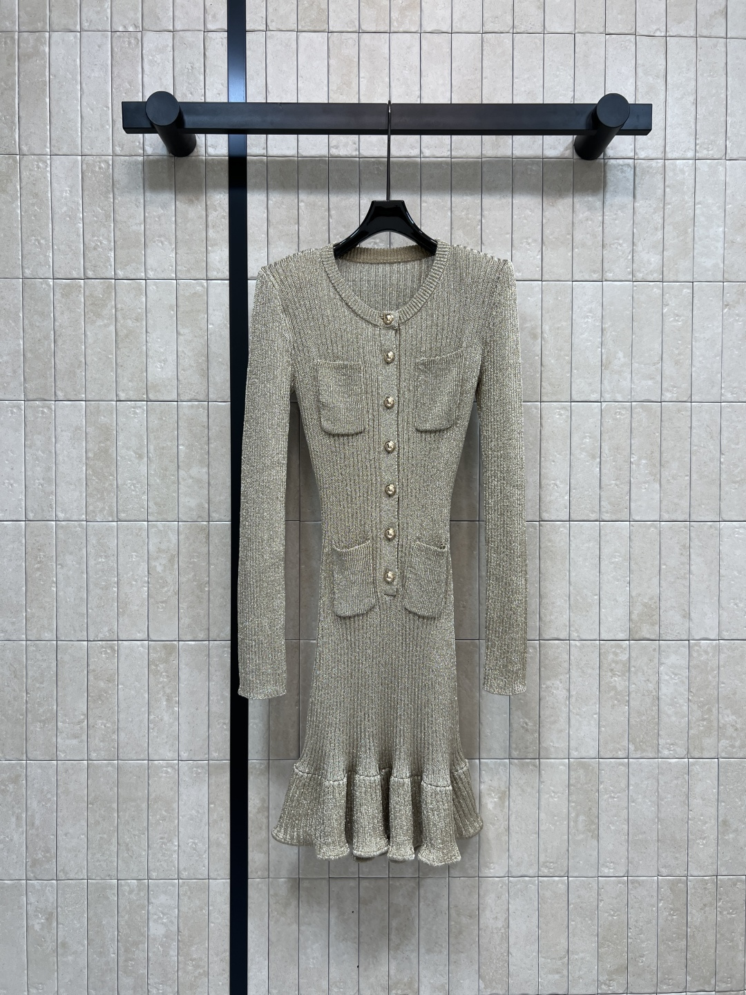 NO:544329,New autumn and winter style, golden knitted round-neck dress, really open-minded. Each piece is super fashionable and beautiful. The girl is very beautiful. This A-line skirt has two different colors. The gold color shows the temperament and versatile waist and slimness. The temperament is outstanding using a double-sided knitted design. The inner is comfortable and skin-friendly. No need to worry about sequins. One color, three-code Size/S-M-L,, skirts, alexander wang19860909秋冬新款 金色针织圆领连衣裙 真的开挂啦 每一件都超时髦好看 千金名媛即视感狠狠拿捏 这款A字裙型两个不同色系 金色超显气质百搭收腰显瘦 气质出众采用双面针织设计 内里舒适亲肤 不必担心亮片扎肉 一色三码Size/S-M-L,,skirts,alexander wang,Women's clothing