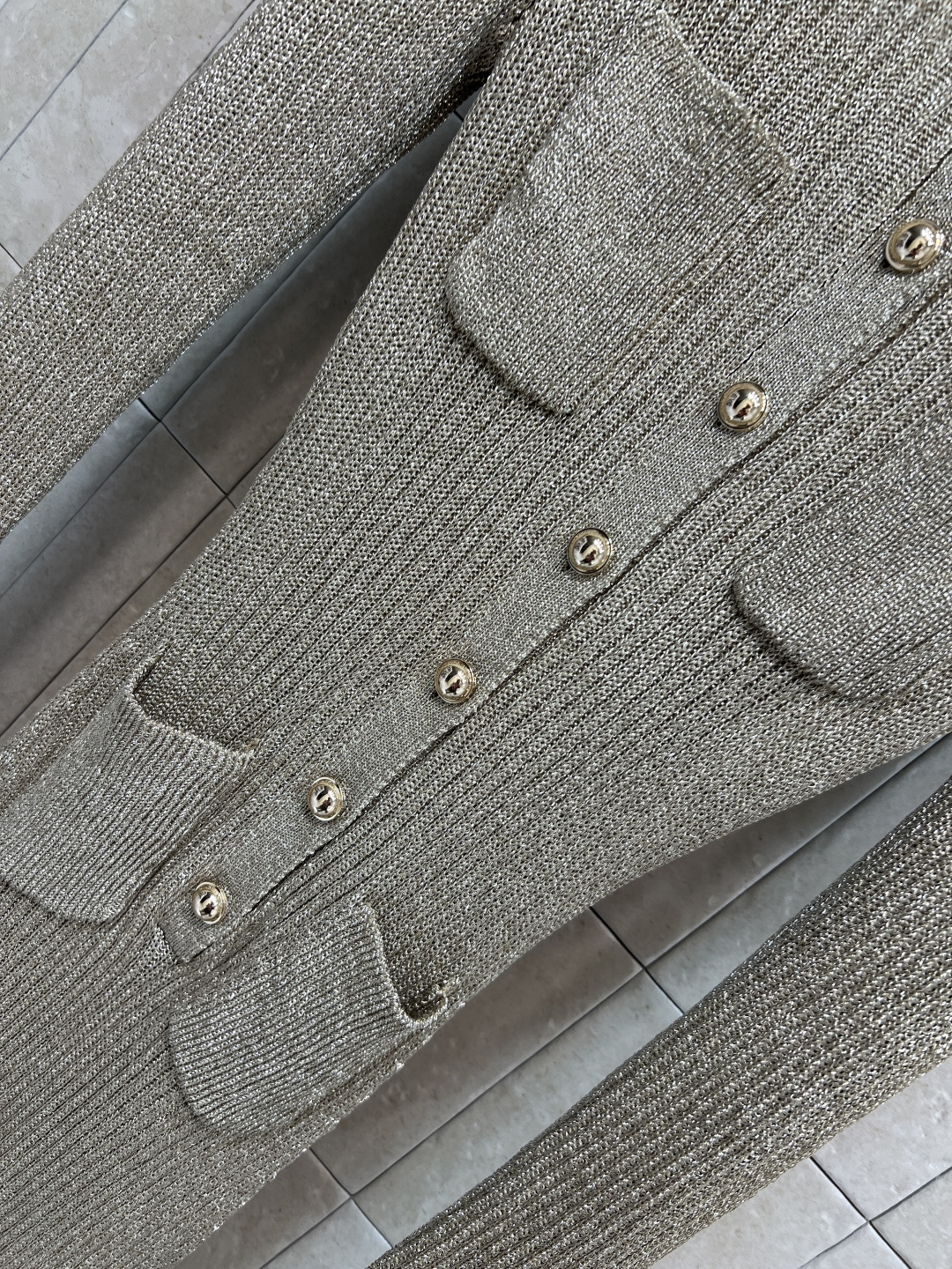 25秋冬新款 金色针织圆领连衣裙 真的开挂啦 每一件都超时髦好看 千金名媛即视感狠狠拿捏 这款A字裙型两