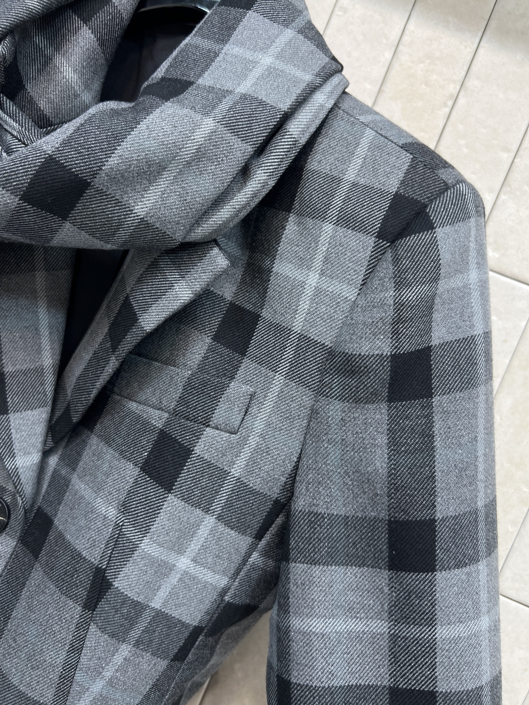 D家 25秋冬新款 复古格纹披肩西装外套 流苏披肩可拆卸设计 也可直接当围脖使用 一衣多穿轻松get 修