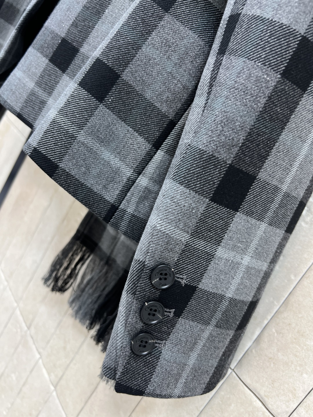 D家 25秋冬新款 复古格纹披肩西装外套 流苏披肩可拆卸设计 也可直接当围脖使用 一衣多穿轻松get 修