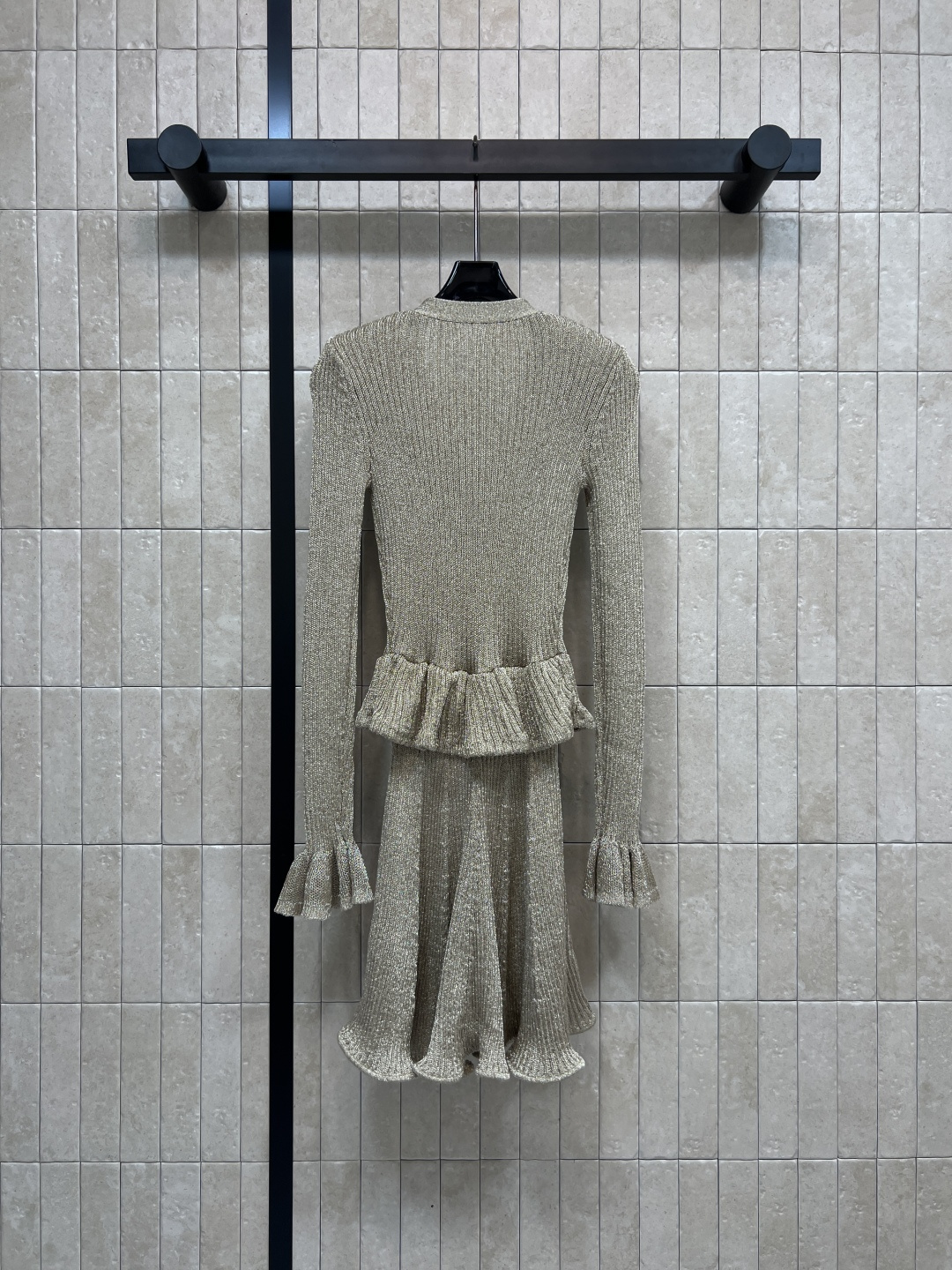 25秋冬新款 金色针织圆领连衣裙 真的开挂啦 每一件都超时髦好看 千金名媛即视感狠狠拿捏 这款A字裙型两