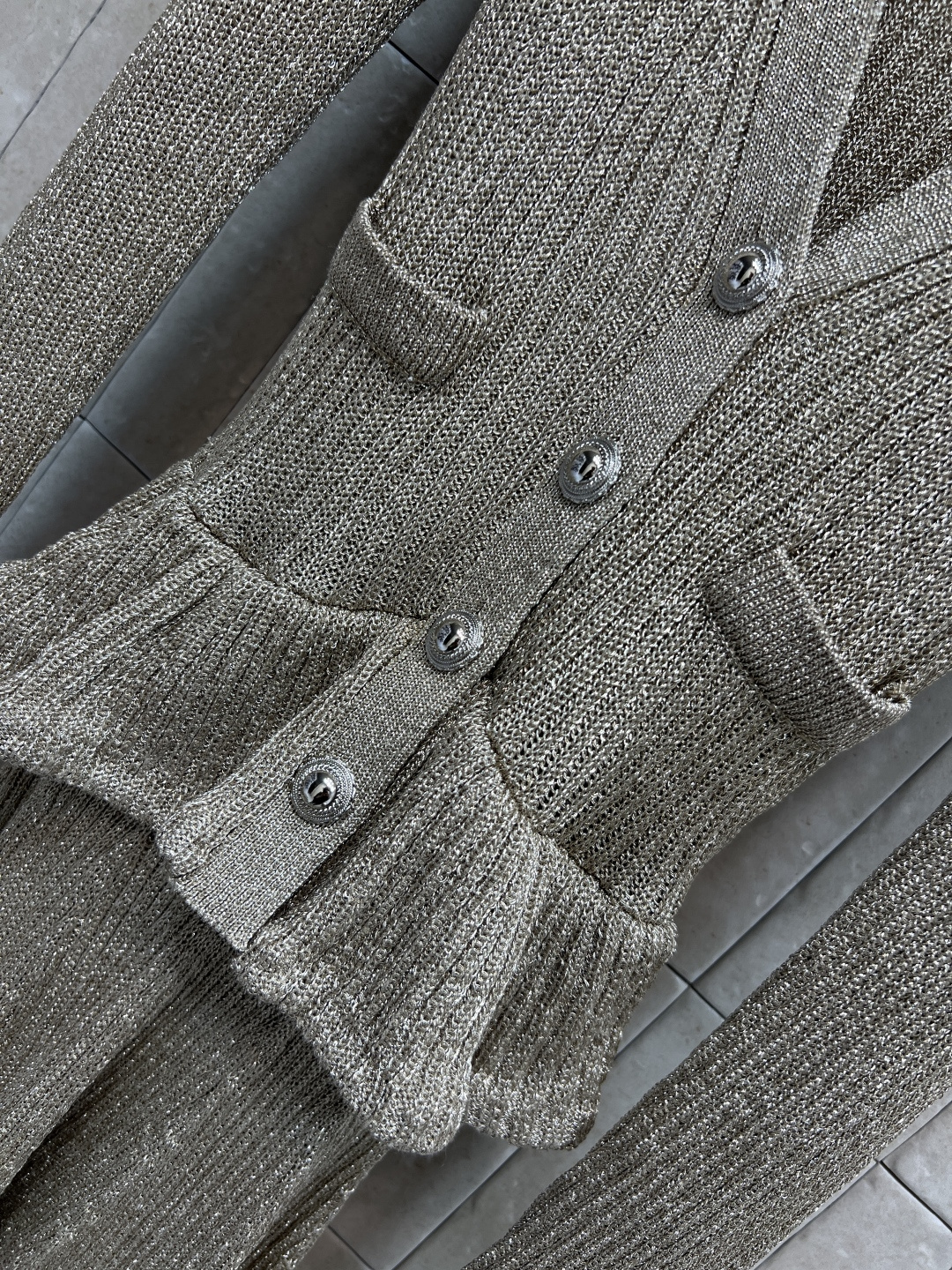 25秋冬新款 金色针织圆领连衣裙 真的开挂啦 每一件都超时髦好看 千金名媛即视感狠狠拿捏 这款A字裙型两