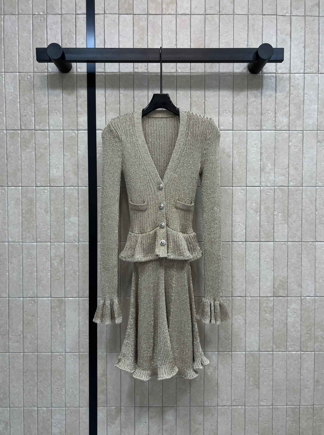 NO:544345,The new autumn and winter gold knitted round neck dress is really open. Every piece is super fashionable and good-looking. The rich and famous lady has a good sense of sight. This A-line skirt has two different colors. The golden color is super elegant and versatile. It cinches the waist and makes you look slimmer. It has an outstanding temperament. It adopts a double-sided knitted design. The lining is comfortable and skin-friendly. You don’t have to worry about sequins piercing your flesh. Three sizes in one color, Size/S-M-L, skirts, alexander wang19860909秋冬新款 金色针织圆领连衣裙 真的开挂啦 每一件都超时髦好看 千金名媛即视感狠狠拿捏 这款A字裙型两个不同色系 金色超显气质百搭收腰显瘦 气质出众采用双面针织设计 内里舒适亲肤 不必担心亮片扎肉 一色三码Size/S-M-L,,skirts,alexander wang,Women's clothing