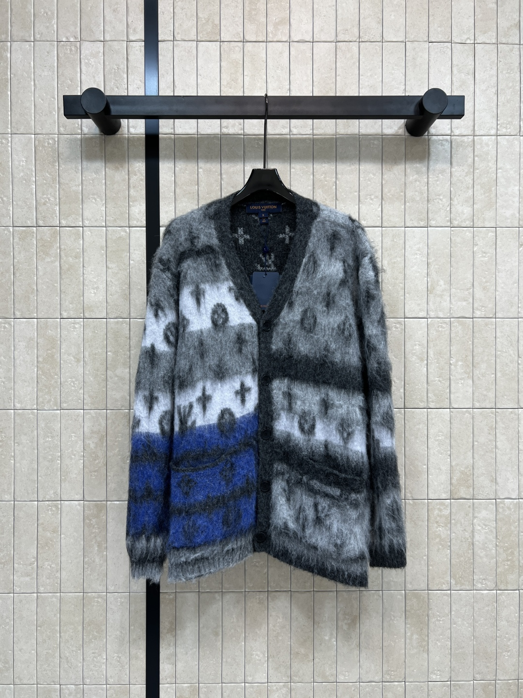 NO:544351,L's 25 new autumn and winter style, the atmosphere is lazy, the old flower jacquard mohair sweater is a must-have in autumn and winter. The upper body is so beautiful, lazy and casual yet full of fashion. The all-over logo design is not monotonous and eye-catching. The V-neck silhouette makes it look taller and more wearable. Heavy mohair yarn. The texture is online. One color and three sizes. Size/S-M-L,, Louis Vuitton, Sweaters, Alexander Wang19860909L家 25秋冬新款 氛围感慵懒风 老花提花马海毛毛衣 秋冬必留款 上身太好看了 慵懒随性又充满时髦感 满身logo设计不单调又吸睛感 V领廓形版型 搭配起来更加显高实穿 重磅马海毛纱线 质感在线 一色三码Size/S-M-L,,louis vuitton,sweaters,alexander wang,Women's clothing