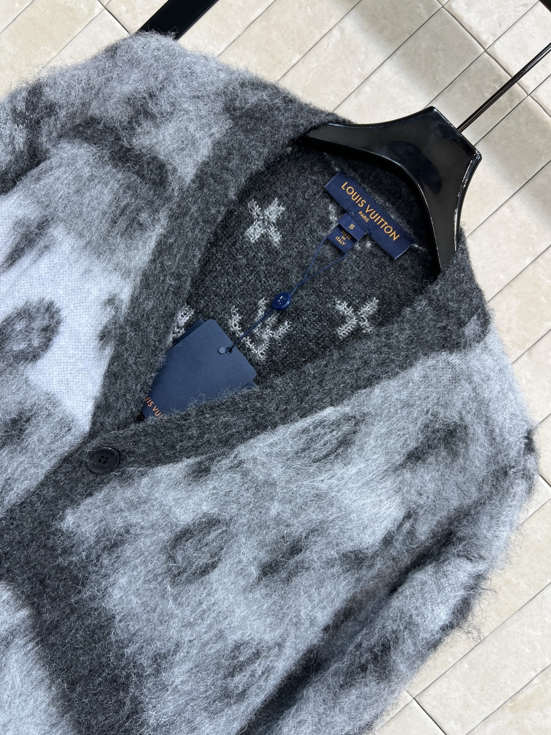 L家 25秋冬新款 氛围感慵懒风 老花提花马海毛毛衣 秋冬必留款 上身太好看了 慵懒随性又充满时髦感 满