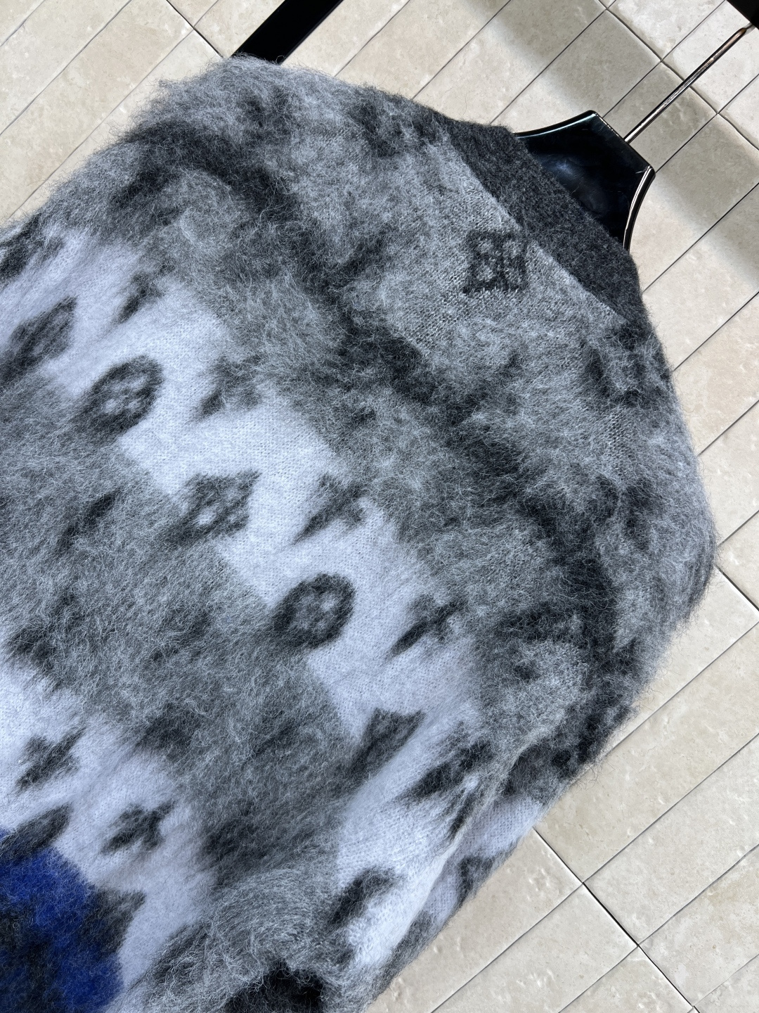 L家 25秋冬新款 氛围感慵懒风 老花提花马海毛毛衣 秋冬必留款 上身太好看了 慵懒随性又充满时髦感 满