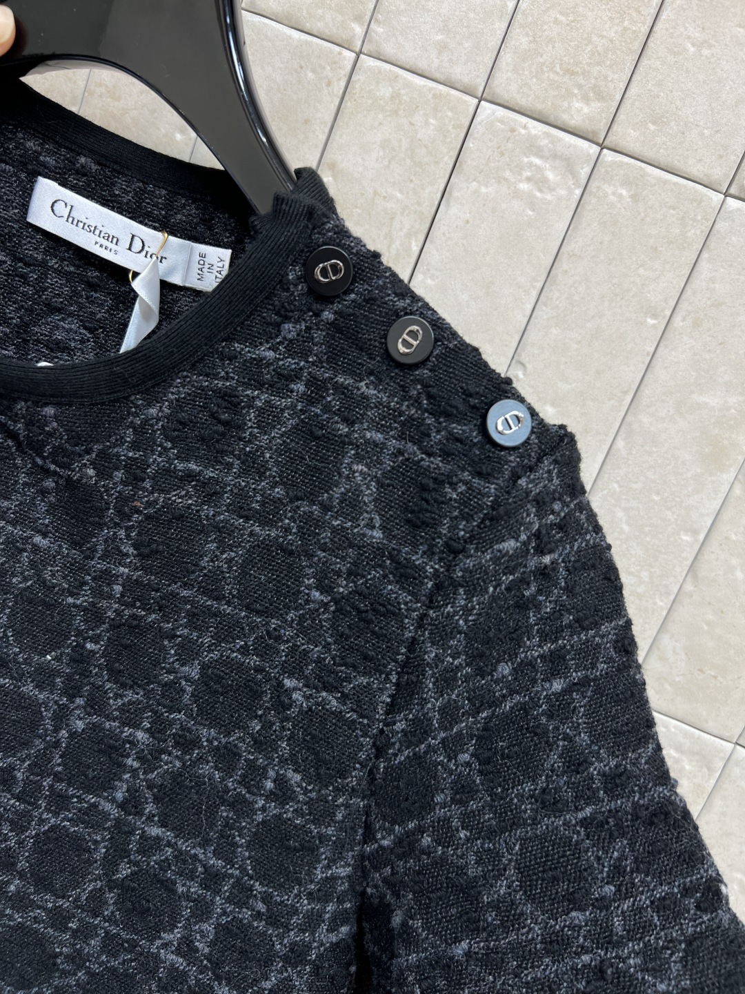 D家 25秋冬新款 圆领藤格纹短袖连衣裙 超大藤格纹突显纹理效果别具一格 每一处都散发着精致感 小圆领细