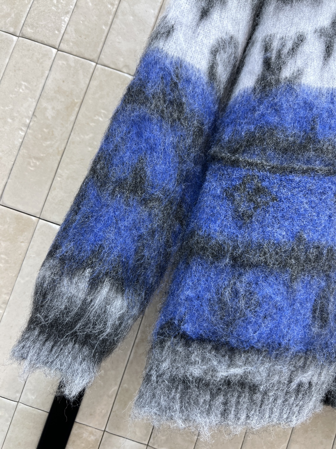 L家 25秋冬新款 氛围感慵懒风 老花提花马海毛毛衣 秋冬必留款 上身太好看了 慵懒随性又充满时髦感 满