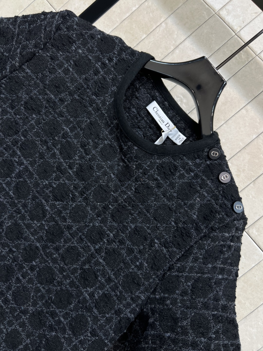 D家 25秋冬新款 圆领藤格纹短袖连衣裙 超大藤格纹突显纹理效果别具一格 每一处都散发着精致感 小圆领细