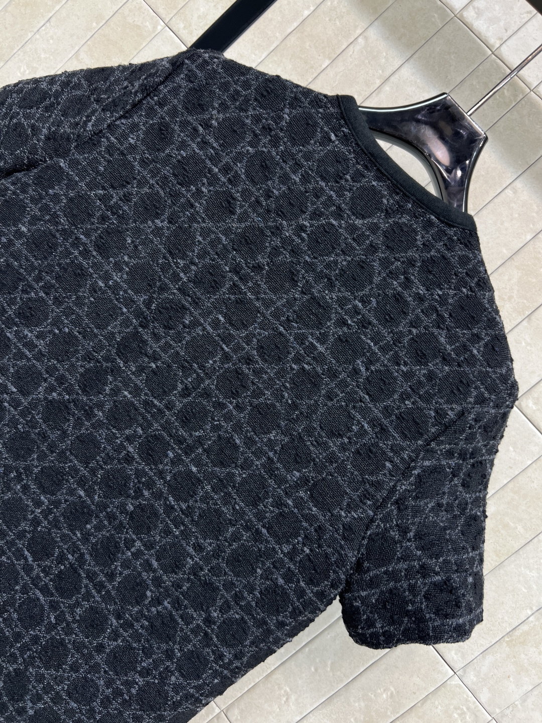 D家 25秋冬新款 圆领藤格纹短袖连衣裙 超大藤格纹突显纹理效果别具一格 每一处都散发着精致感 小圆领细