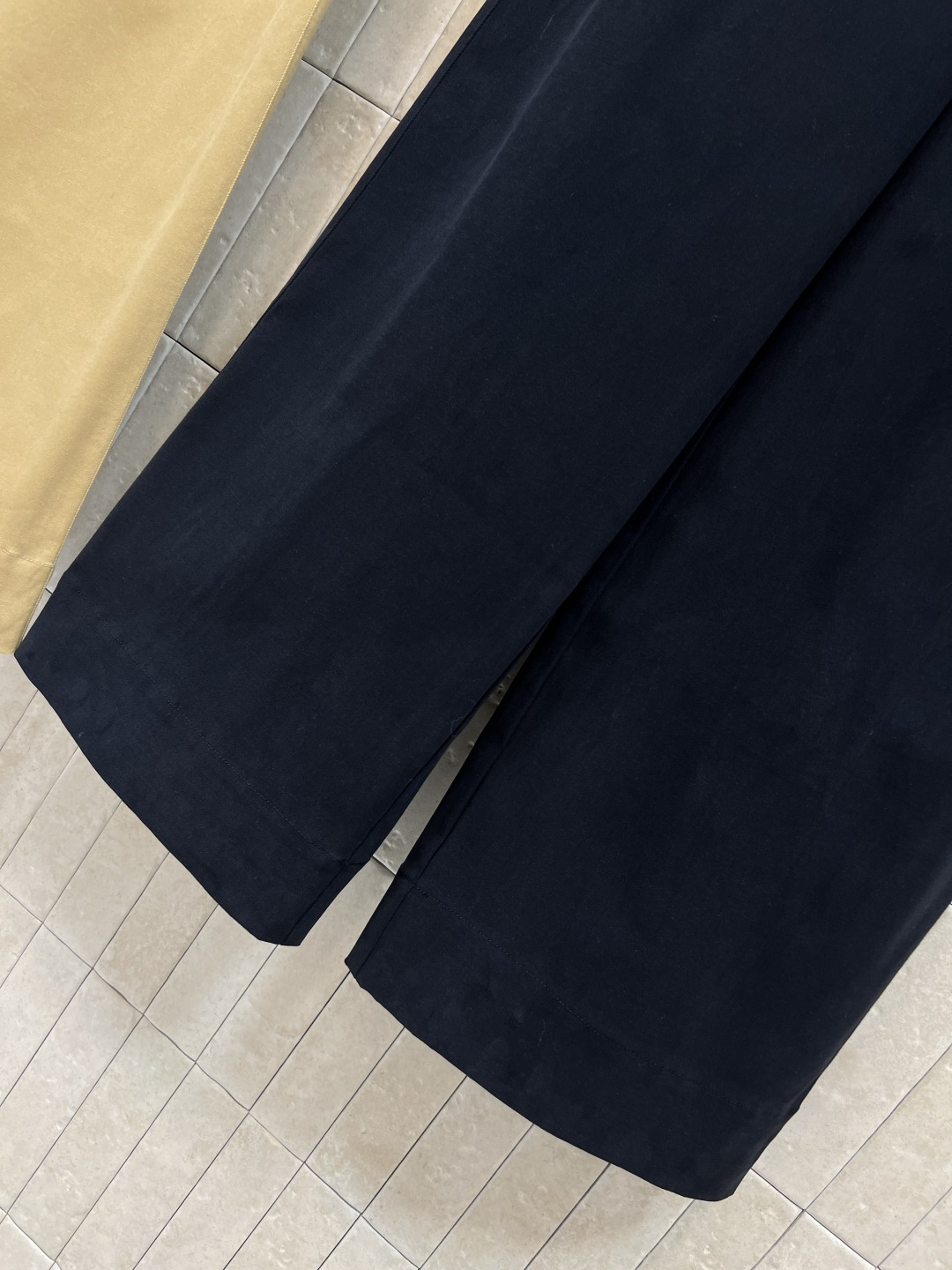 D家 25秋冬新款 腰带装饰高腰阔腿长裤 妥妥的大长腿视觉 高腰阔腿裤型 裤角可卷起来穿搭 本布系带收腰